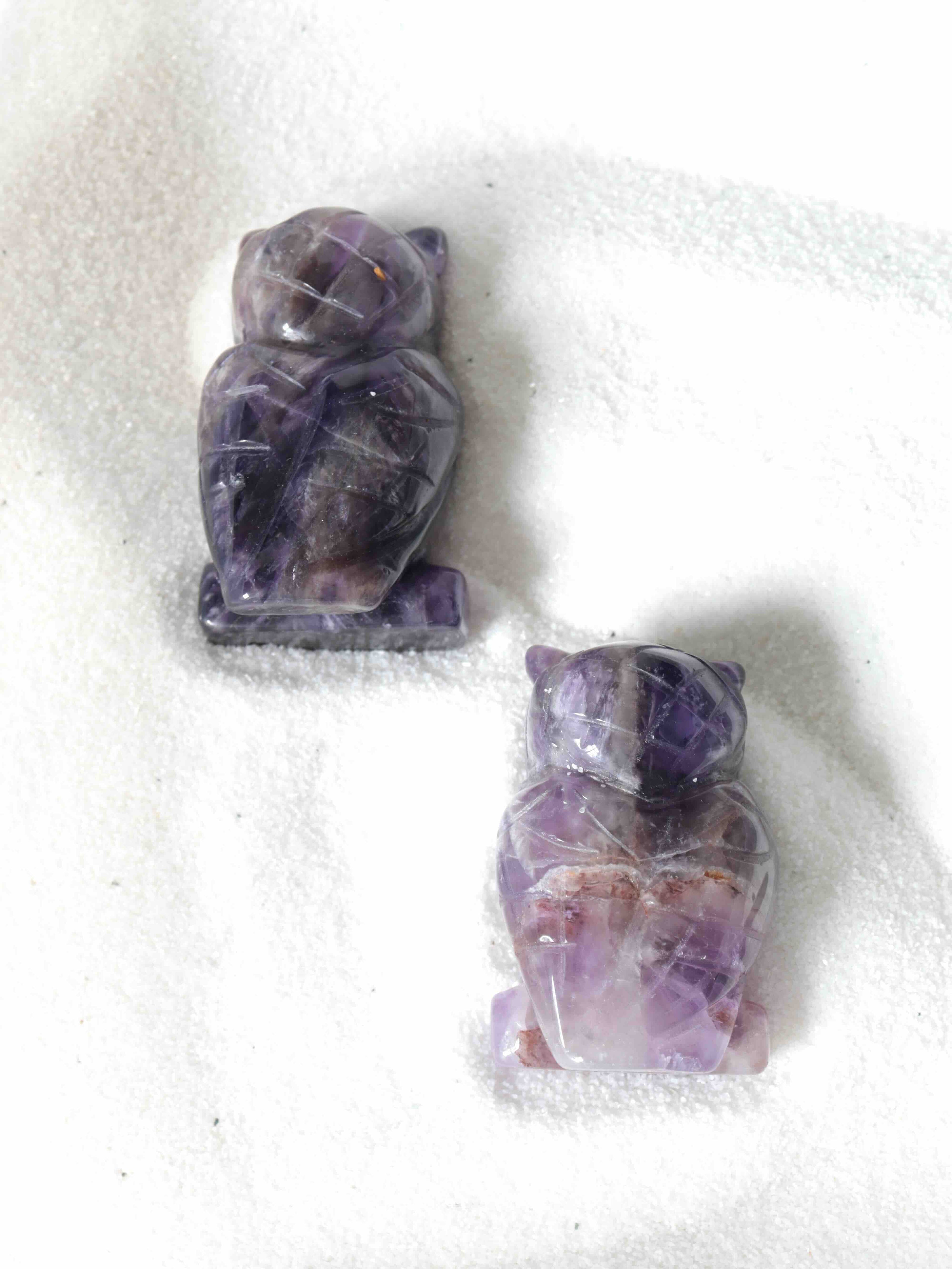 Deux chouettes en améthyste naturelle vues de dos, détails sculptés à la main, nuances violet et mauve