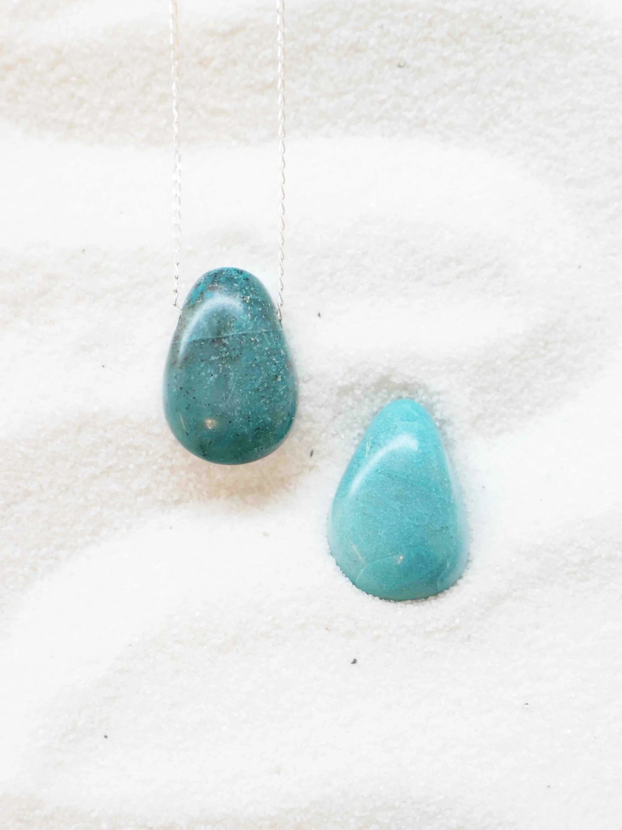 Chrysocolle percée | Pierre pour favoriser la tranquilite | SOLYA | Bijoux, pierres, cristaux & minéraux en Belgique | Ethique et naturel