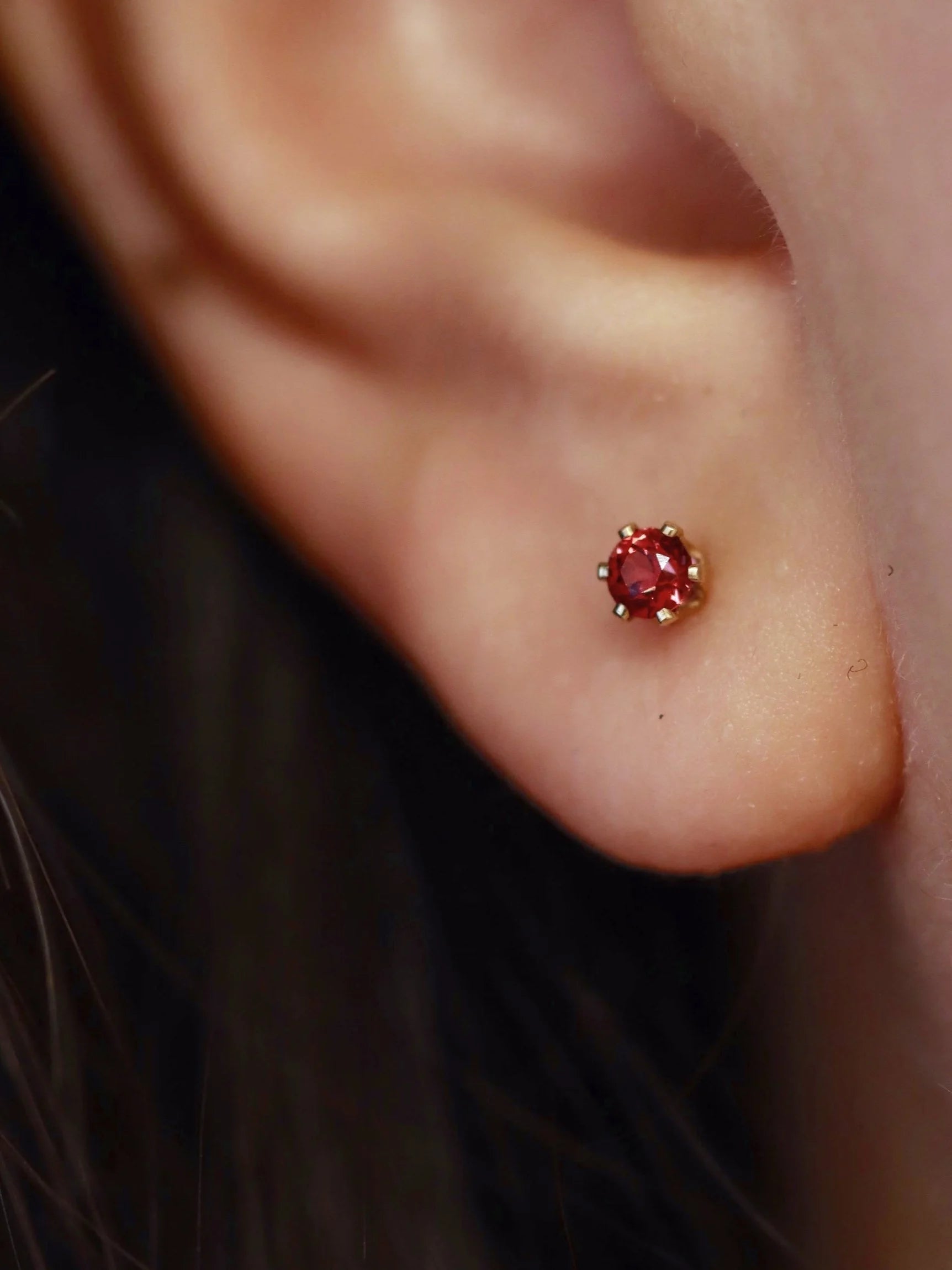 Clou d'oreille en Gold-Filled & Grenat Pyrope | Joie & Force vitale