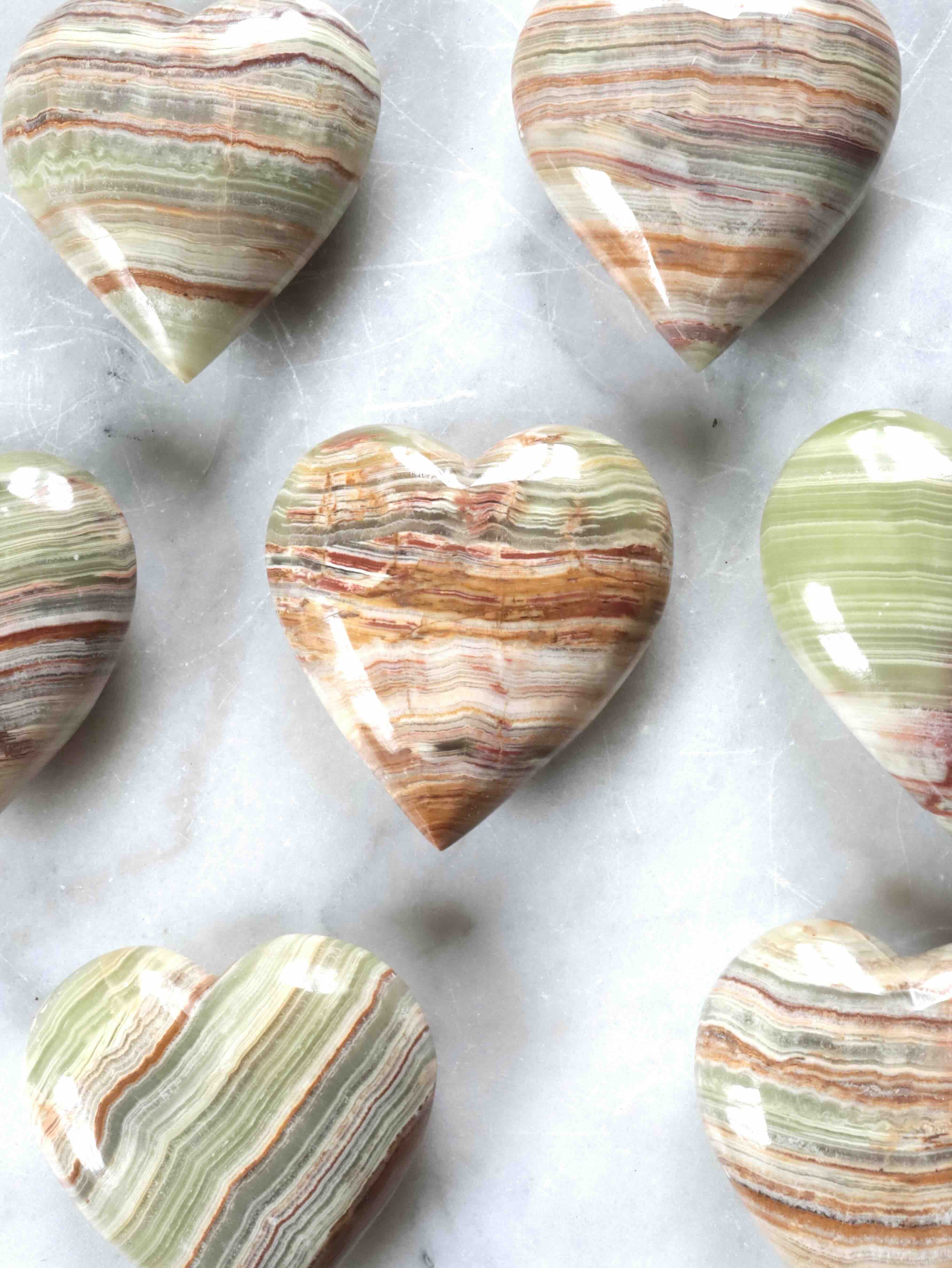 Collection de cœurs en aragonite naturelle, bandes multicolores – pierres éthiques pour la stabilité émotionnelle – SOLYA
