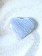 Coeur en Calcédoine bleue - Pierre pour prendre le temps pour soi - SOLYA - Bijoux, Cristaux et mineraux en Belgique - Boutique de pierres naturelles et ethiques