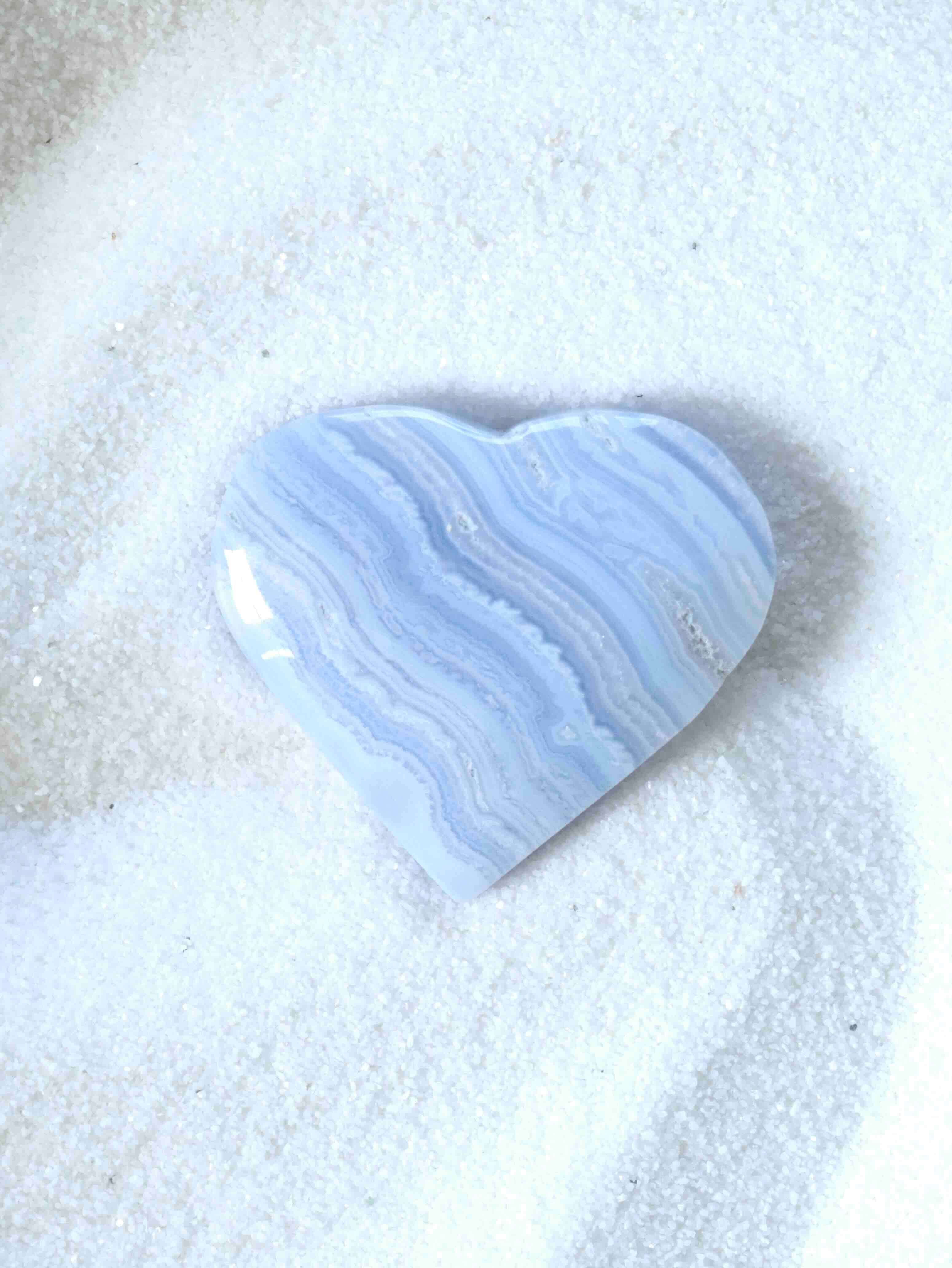 Coeur en Calcédoine bleue - Pierre pour prendre le temps pour soi - SOLYA - Bijoux, Cristaux et mineraux en Belgique - Boutique de pierres naturelles et ethiques