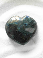 Coeur Labradorite | Pierre pour se sentir protege | SOLYA | Bijoux, pierres, cristaux & minéraux en Belgique | Ethique et naturelles