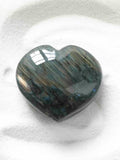 Coeur Labradorite | Pierre pour se sentir protege | SOLYA | Bijoux, pierres, cristaux & minéraux en Belgique | Ethique et naturelles