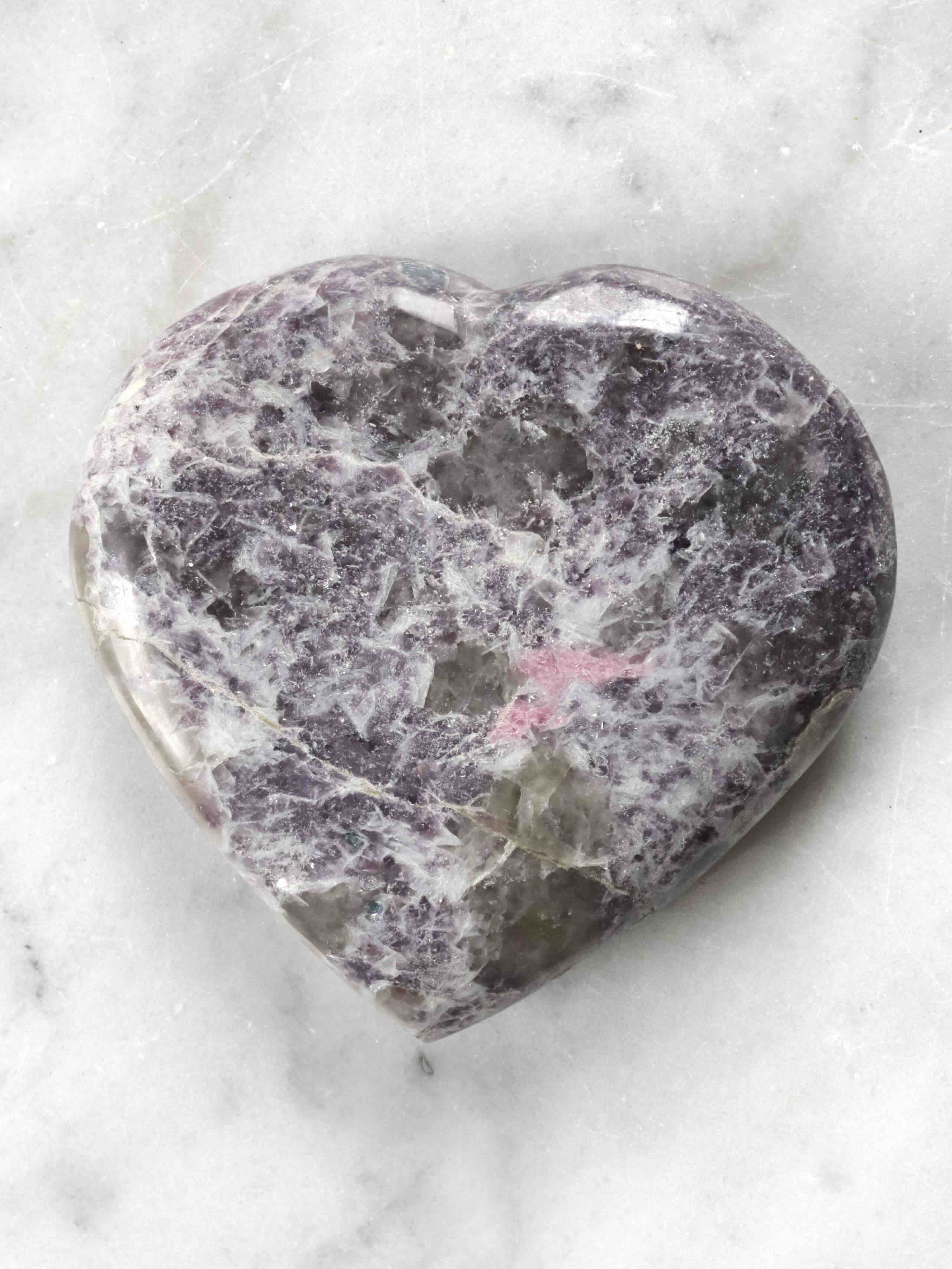 Grand cœur en lépidolite poli sur fond marbre, vue de face – pierre éthique pour la paix intérieure – SOLYA