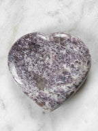 Grand cœur en lépidolite violette, texture écailleuse nacrée – pierre naturelle sculptée à la main – SOLYA Belgique