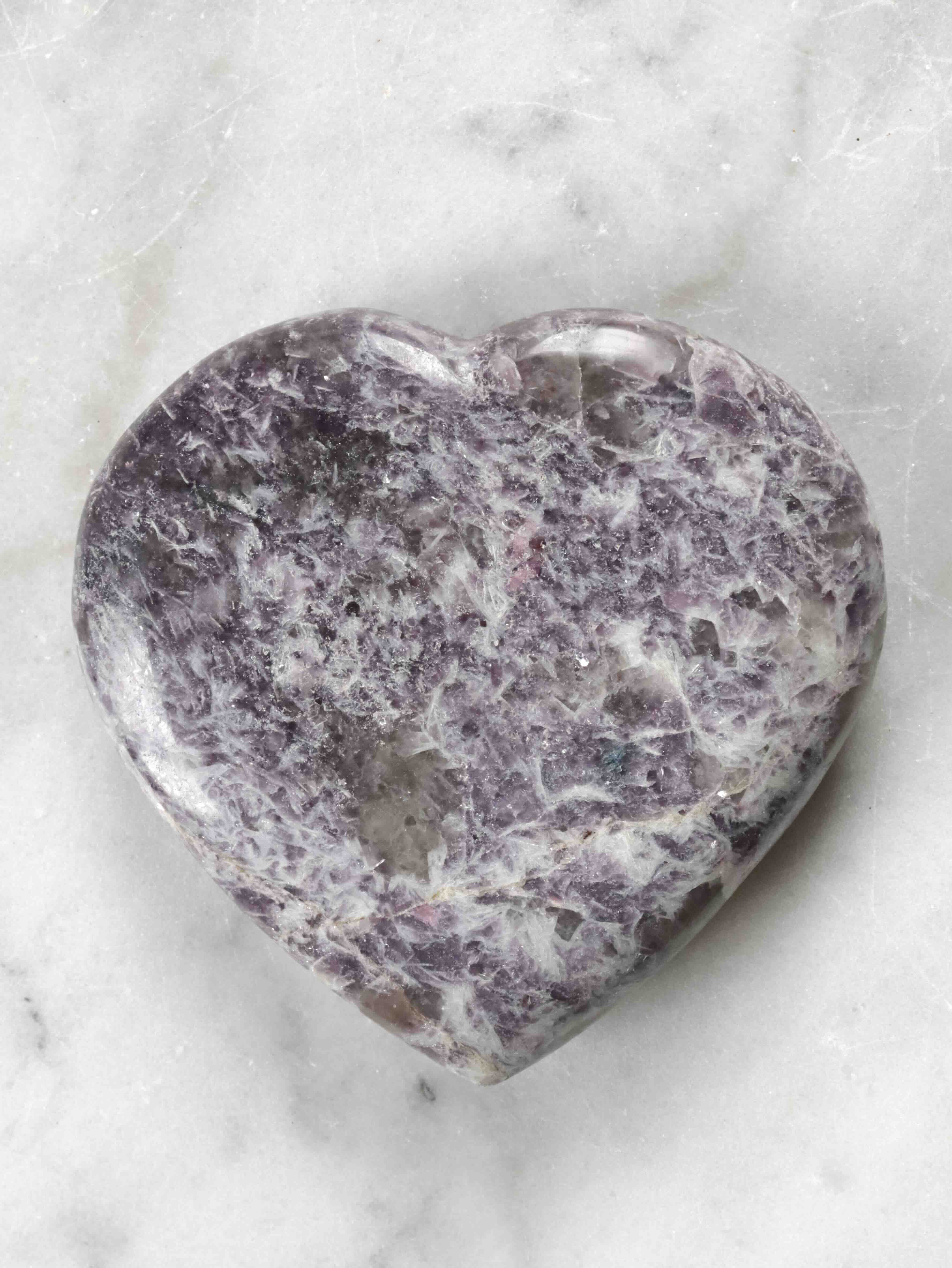 Grand cœur en lépidolite violette, texture écailleuse nacrée – pierre naturelle sculptée à la main – SOLYA Belgique