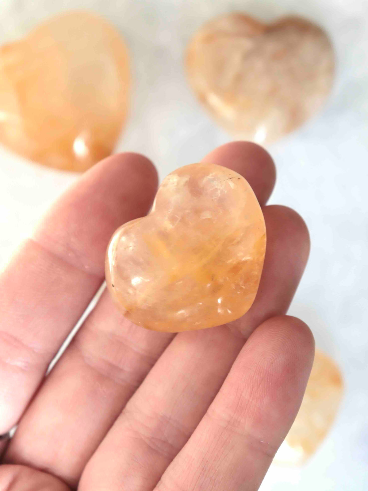 Gemme en forme de cœur en quartz doré, provenant du Brésil. ⠋