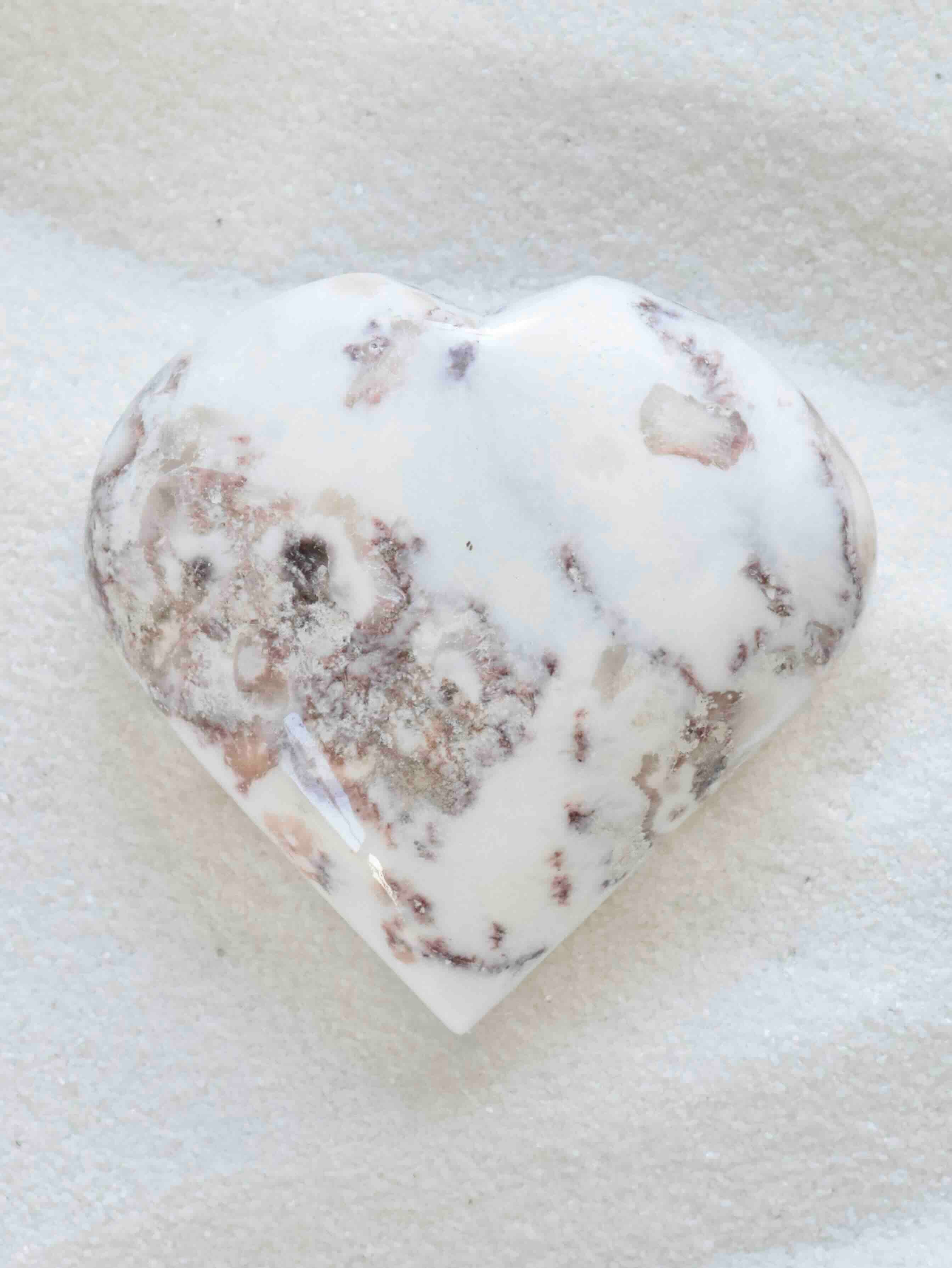 Coeur Scolecite - Pierre pour la paix interieure et l'accomplissement - SOLYA - Bijoux, Cristaux et mineraux en Belgique - Boutique de pierres naturelles et ethiques
