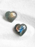 Coeur de poche en Labradorite | Pierre pour se sentir protege | SOLYA | Bijoux, pierres, cristaux & minéraux en Belgique | Ethique et naturelles