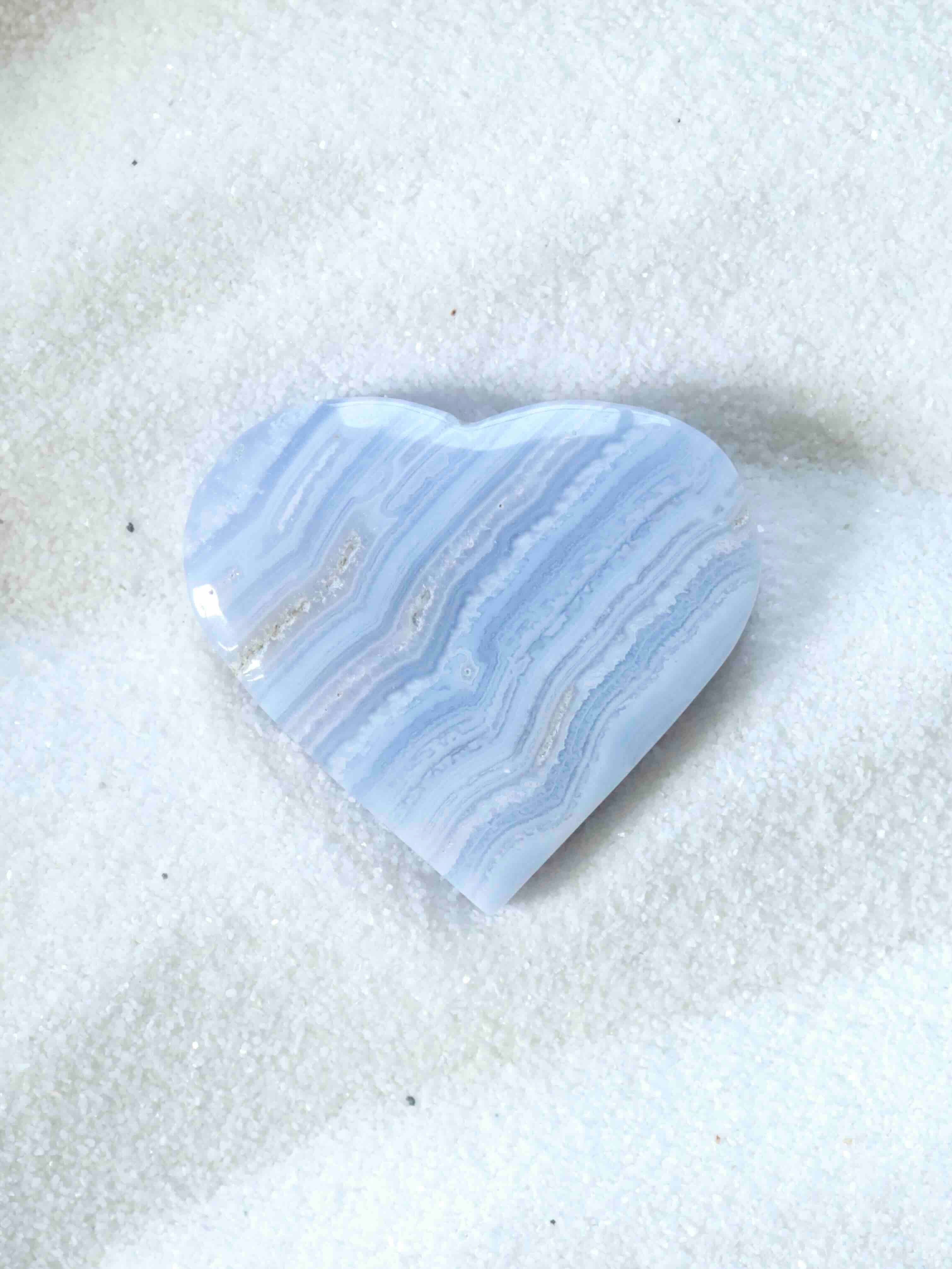 Coeur en Calcédoine bleue - Pierre pour prendre le temps pour soi - SOLYA - Bijoux, Cristaux et mineraux en Belgique - Boutique de pierres naturelles et ethiques