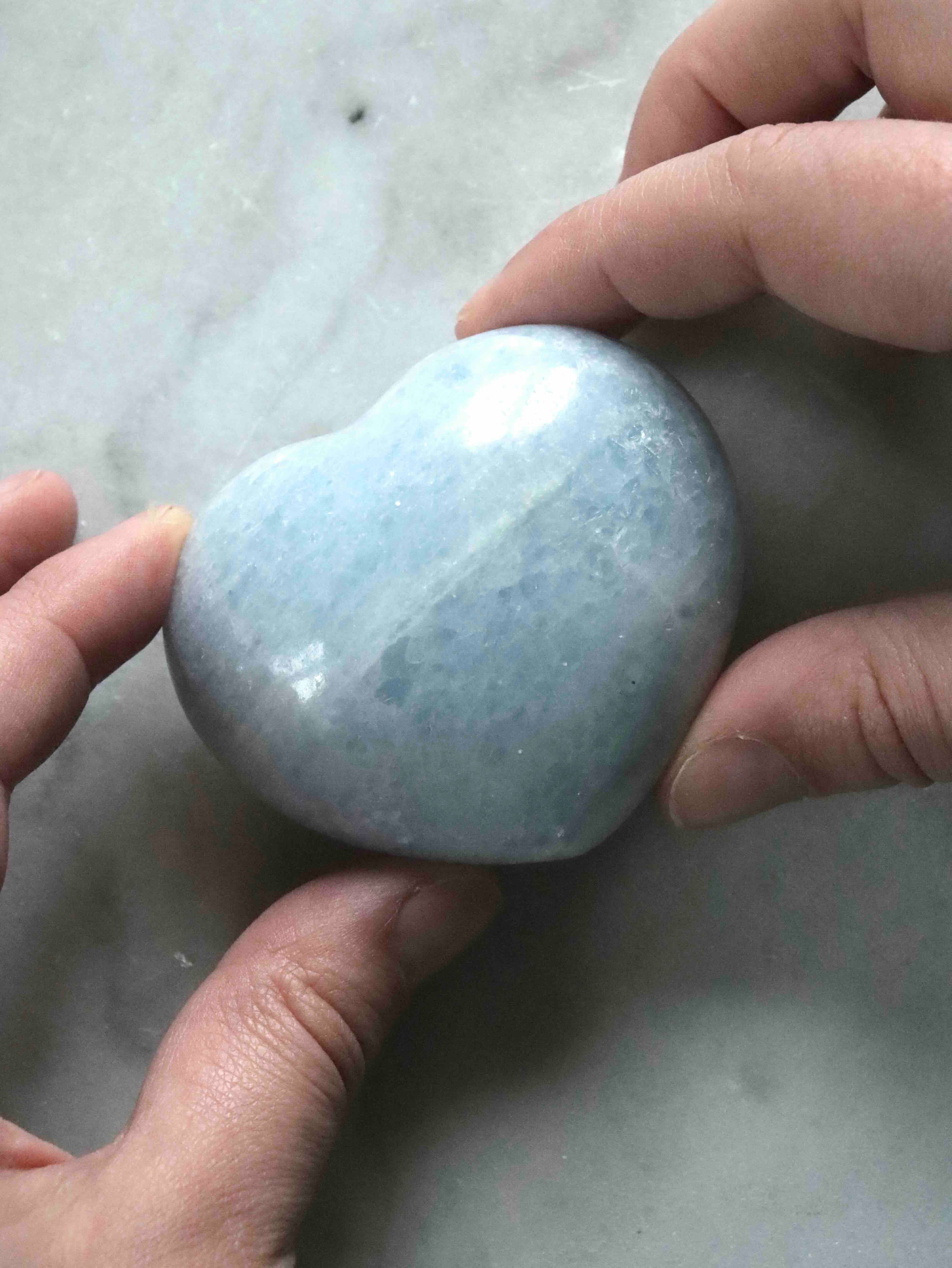 Coeur en Calcite bleue - Pierre pour s'apaiser et se relaxer - SOLYA - Bijoux, Cristaux et mineraux en Belgique - Boutique de pierres naturelles et ethiques