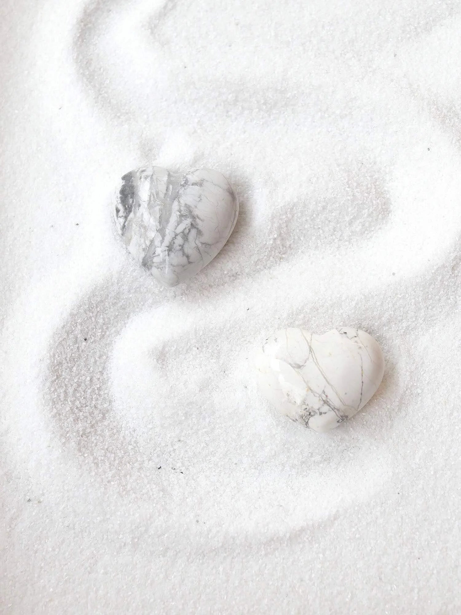 Coeur en Howlite | Pierre pour retrouver la stabilite | SOLYA | Boutique belge de pierres, bijoux, cristaux et minéraux | Ethique & Traçable