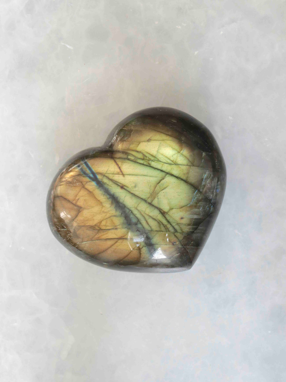 Cœur en labradorite sculpté à la main.