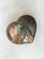 Vue rapprochée d’un cœur en labradorite révélant les reflets de la pierre.
