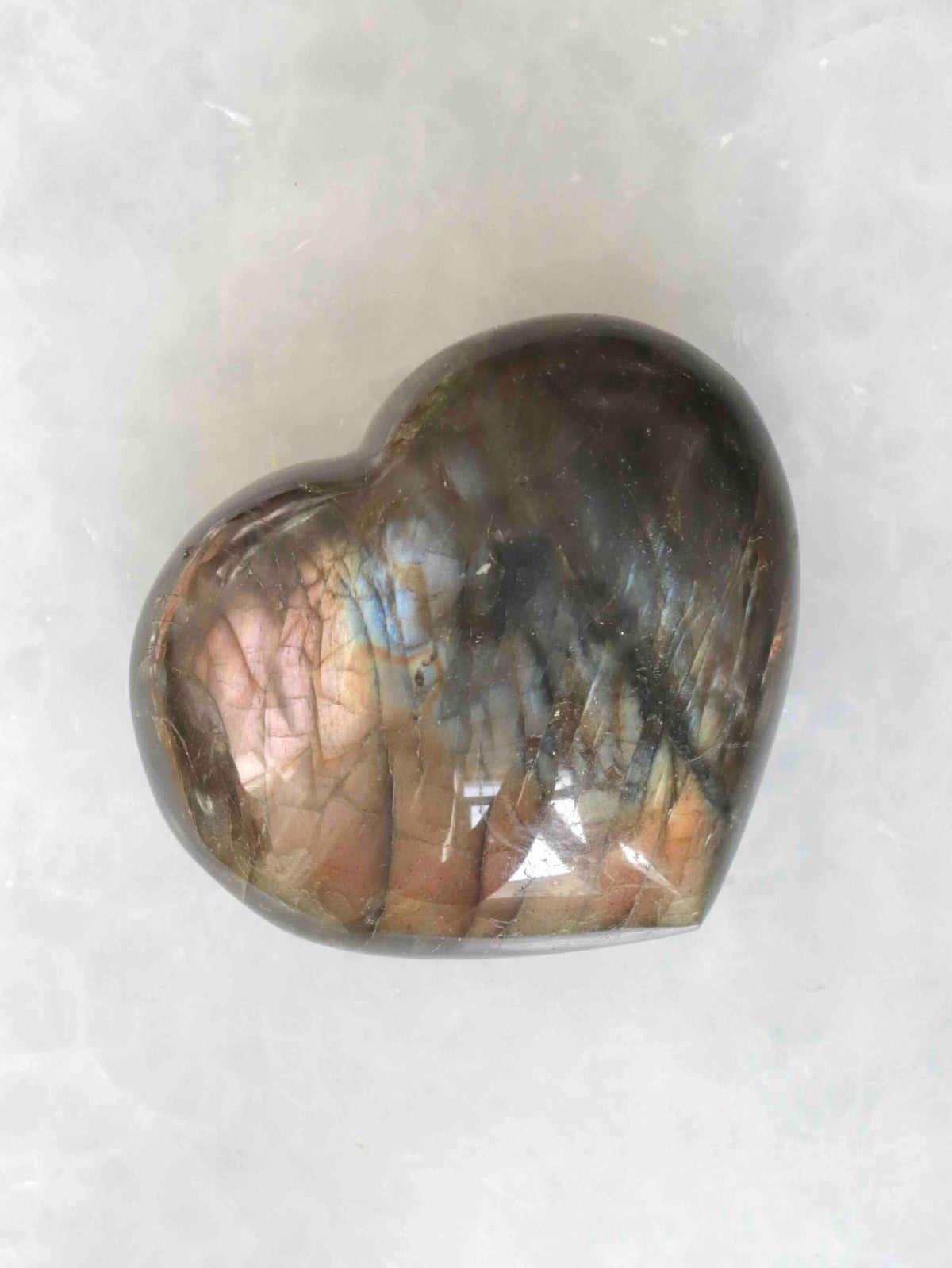 Vue rapprochée d’un cœur en labradorite révélant les reflets de la pierre.