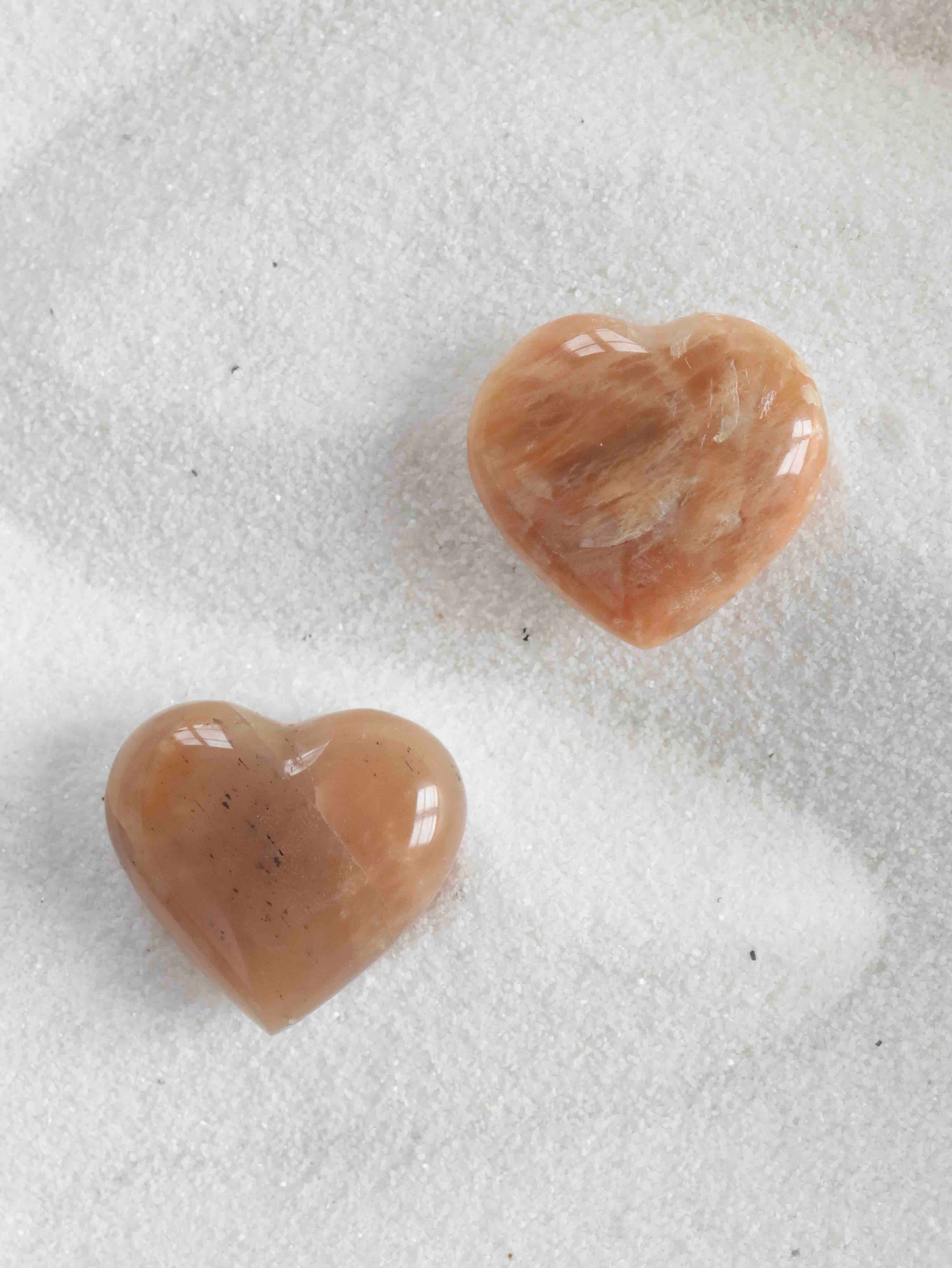 Coeur en Pierre de lune peche | Pierre féminin sacre et l'intuition | SOLYA | Boutique de bijoux, cristaux et mineraux belge | Eshop pierres ethiques et naturelles 