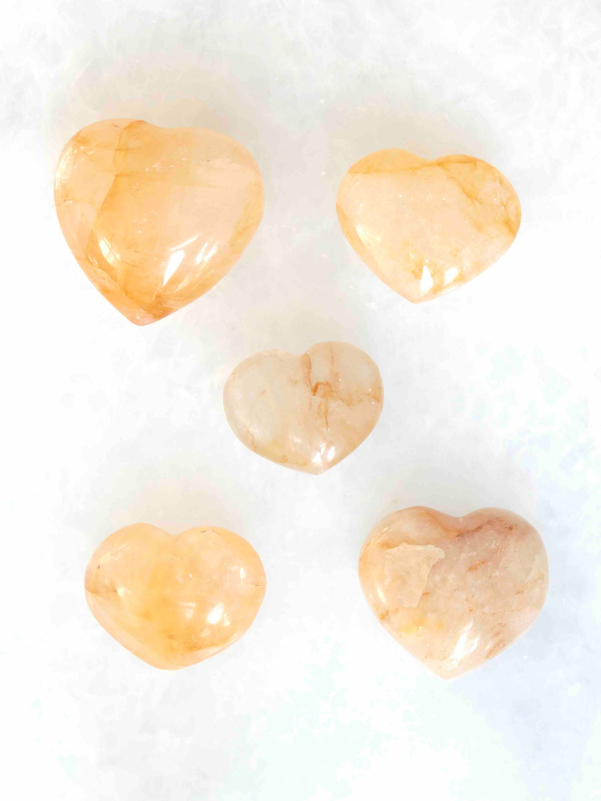 Cœur sculpté à la main en quartz doré, aux reflets naturellement dorés.