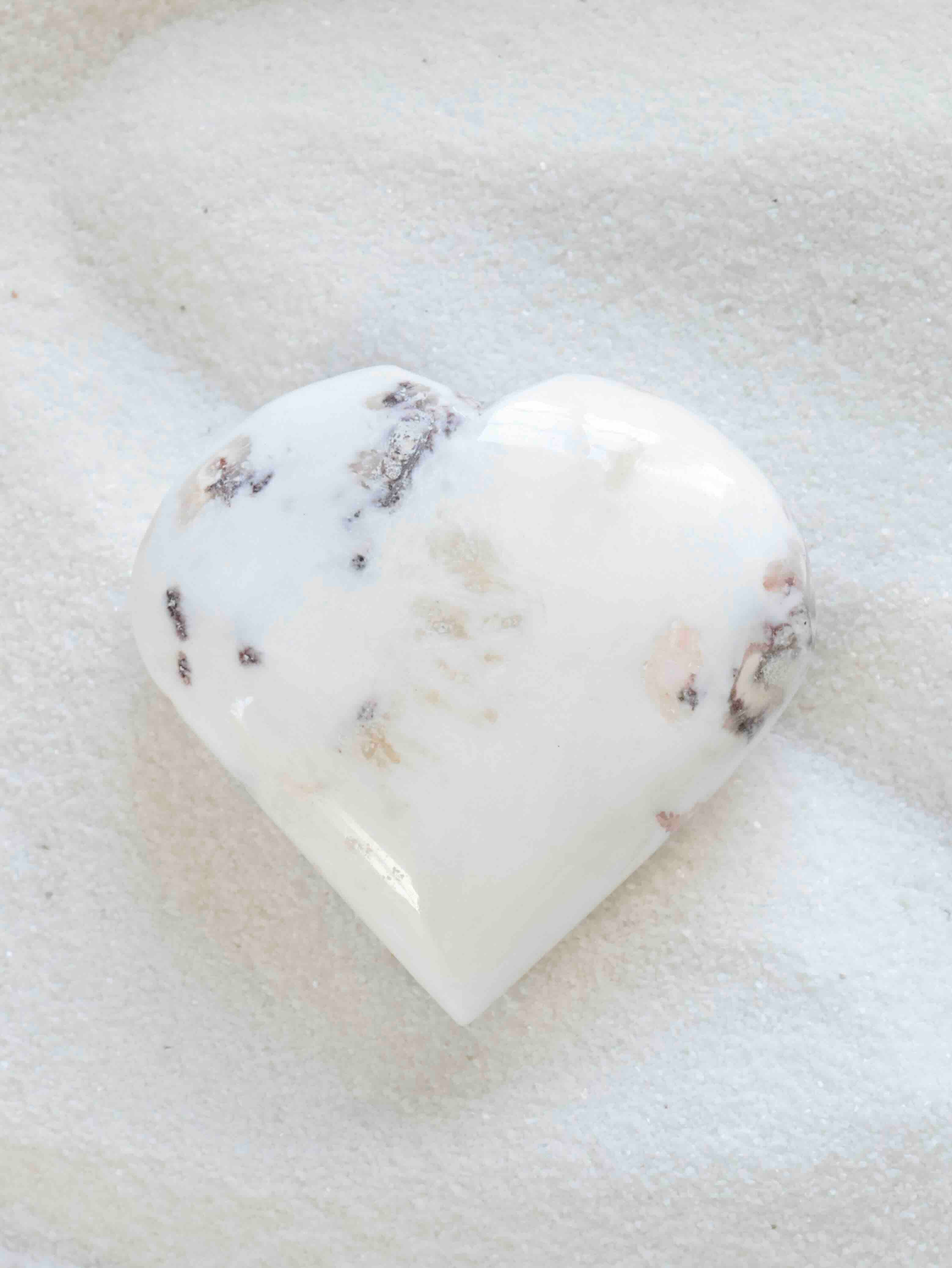 Coeur Scolecite - Pierre pour la paix interieure et l'accomplissement - SOLYA - Bijoux, Cristaux et mineraux en Belgique - Boutique de pierres naturelles et ethiques