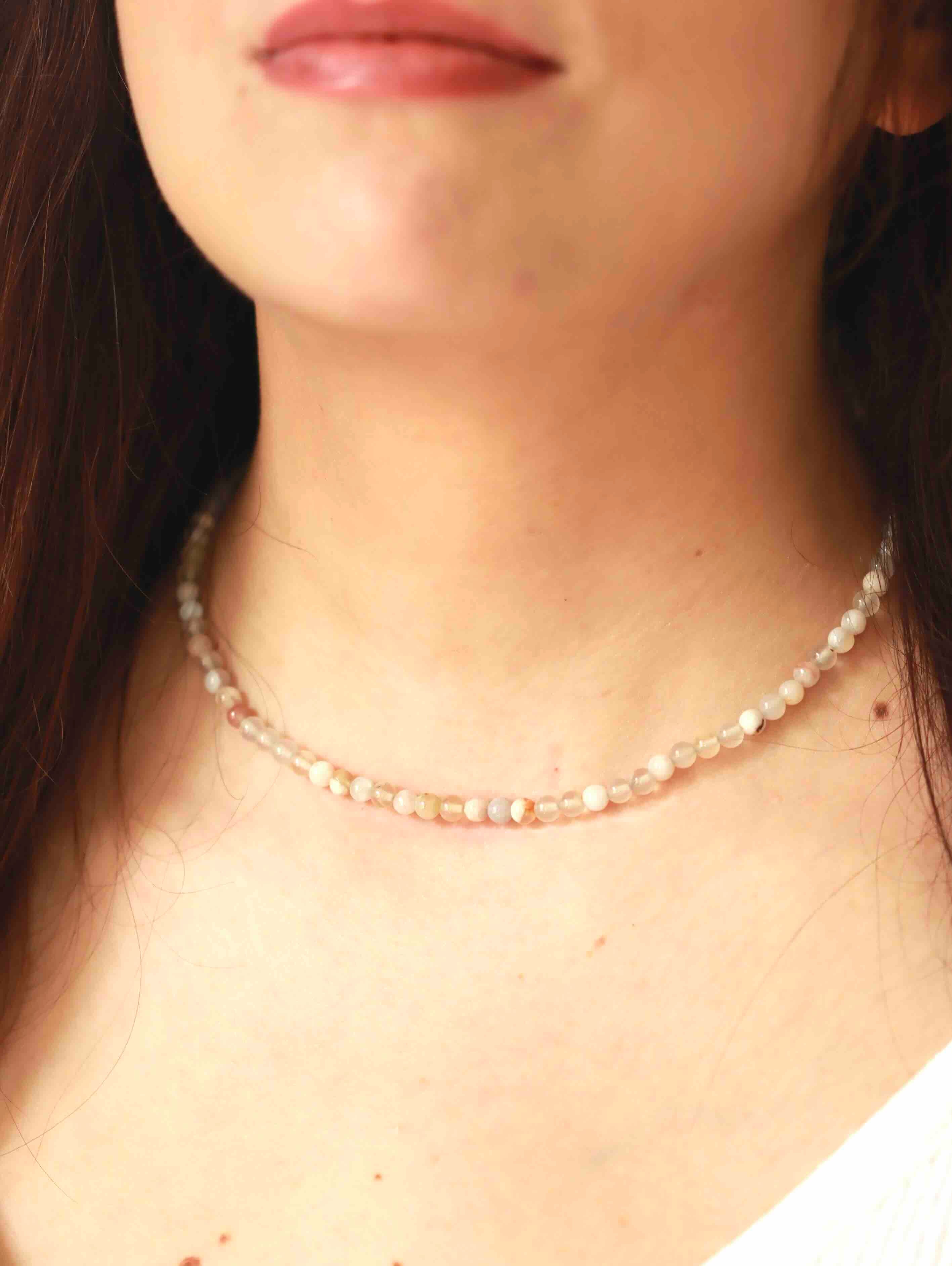 Collier ras-de-cou en Agate fleurie avec fermoir en plaqué or, bijou d'intention pour le développement et le positivisme – SOLYA