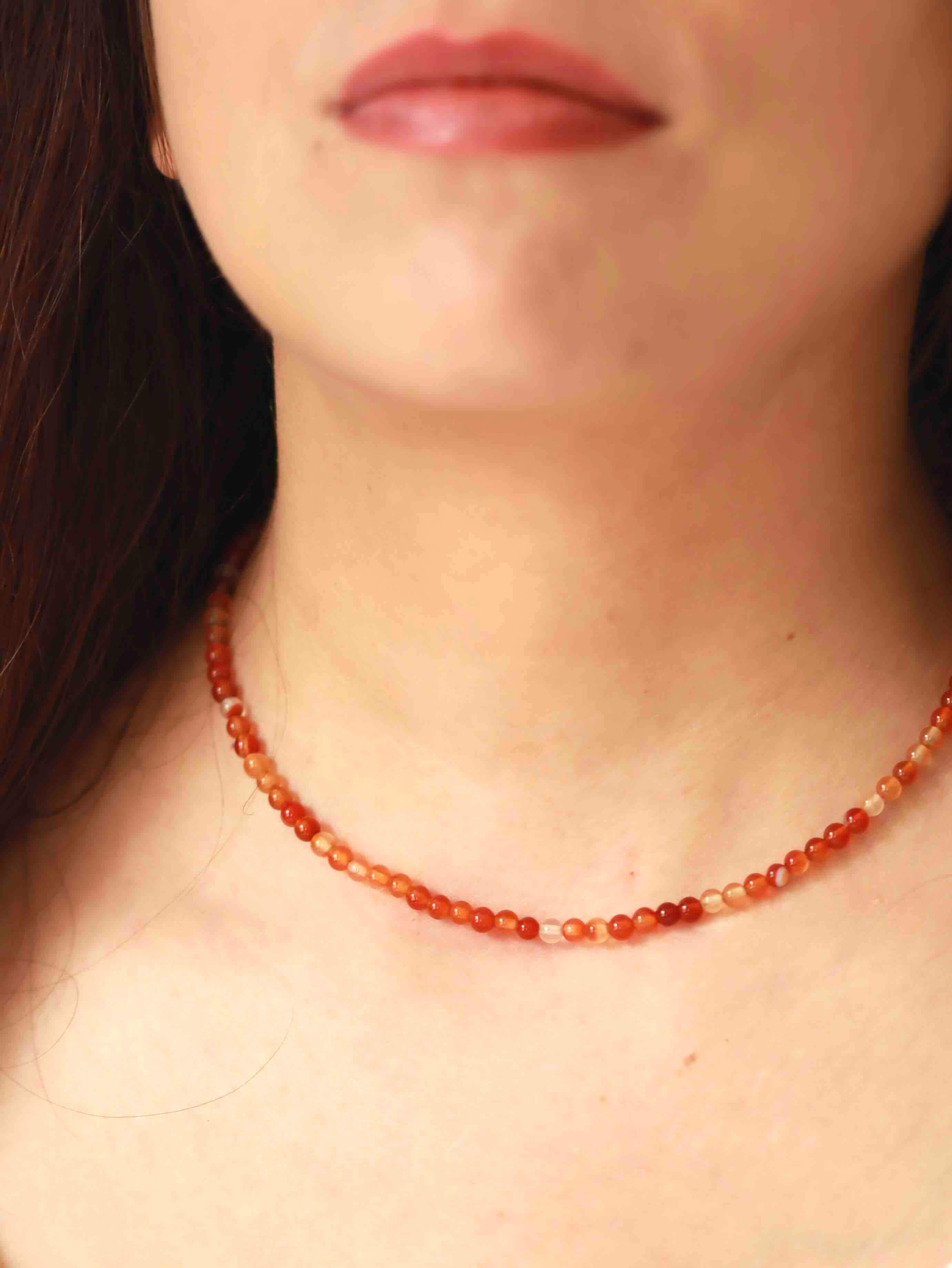 Collier ras-de-cou en Cornaline polie avec fermoir en plaqué or, bijou d'intention pour la vitalité – SOLYA