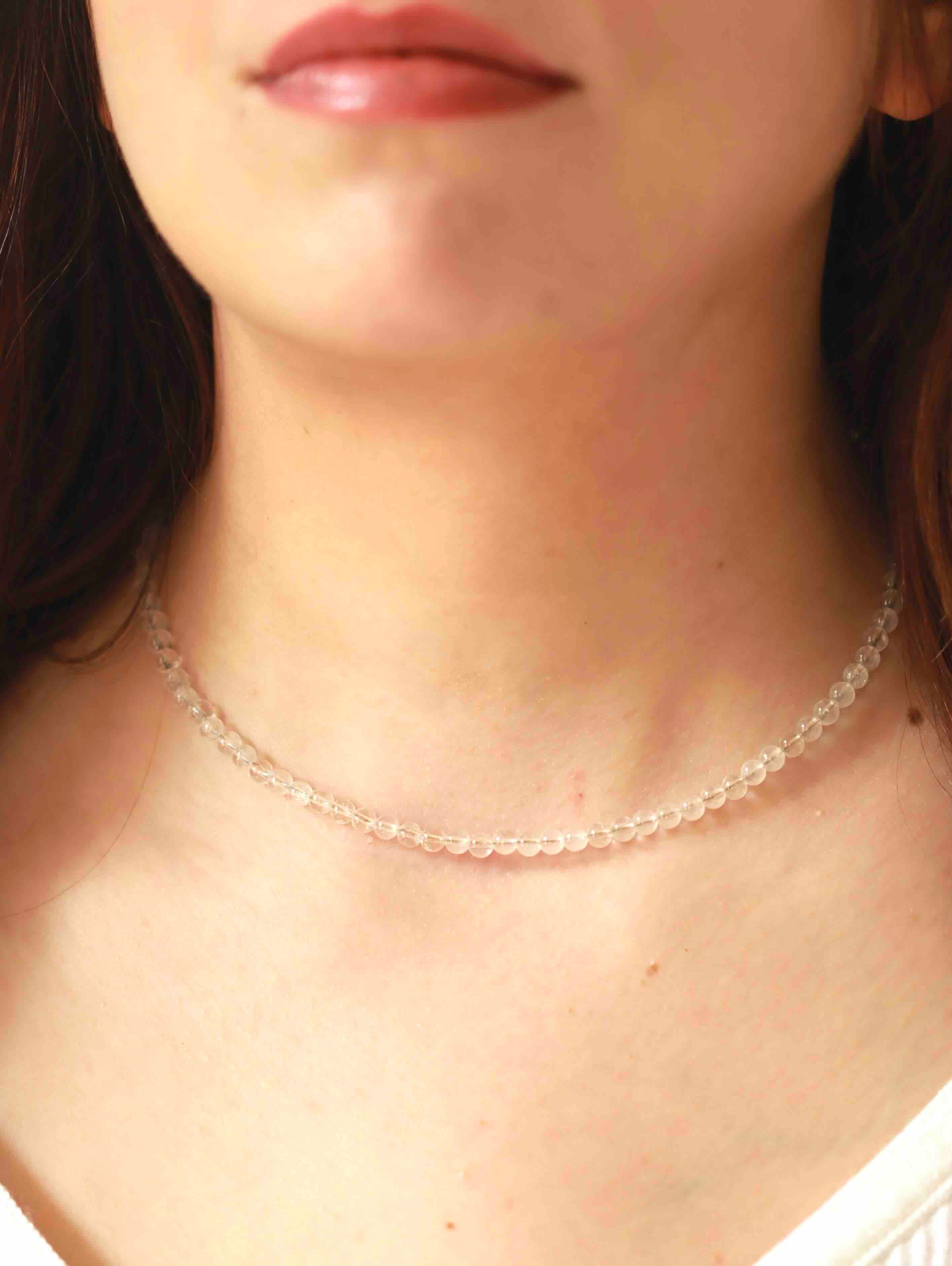 Collier ras-de-cou en Cristal de Roche avec fermoir en plaqué or, bijou d'intention pour se recentrer – SOLYA