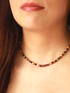 Collier ras-de-cou en Jaspe Mookaïte avec fermoir en plaqué or, bijou d'intention pour la connaissance et l'acceptation de soi – SOLYA