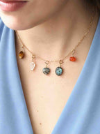 Collier à charms en Gold-filled 14K avec gemmes naturelles porté au cou — Labradorite, Cornaline, Œil de Tigre — SOLYA, bijou personnalisable en Belgique