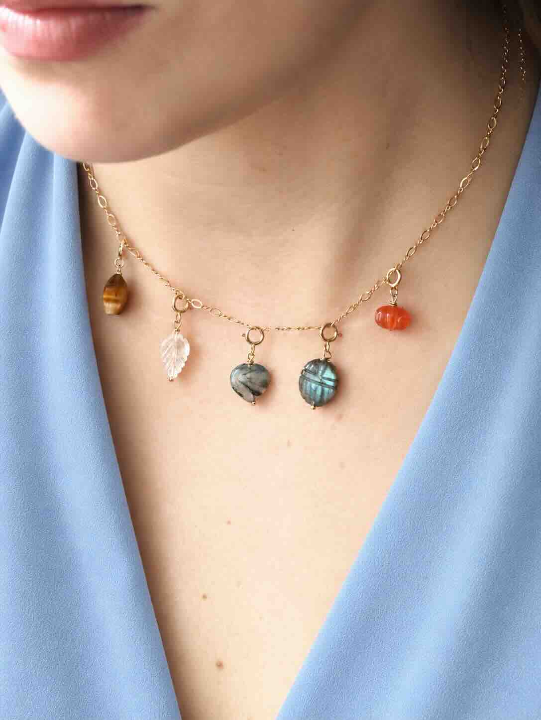 Collier à charms en Gold-filled 14K avec gemmes naturelles porté au cou — Labradorite, Cornaline, Œil de Tigre — SOLYA, bijou personnalisable en Belgique