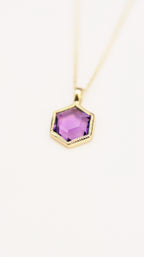 Collier hexagone en Améthyste & Or 18 ct | Pierre pour se détendre & se reconnecter | SOLYA | Boutique belge de pierres, bijoux, cristaux et minéraux | Ethique & Traçable
