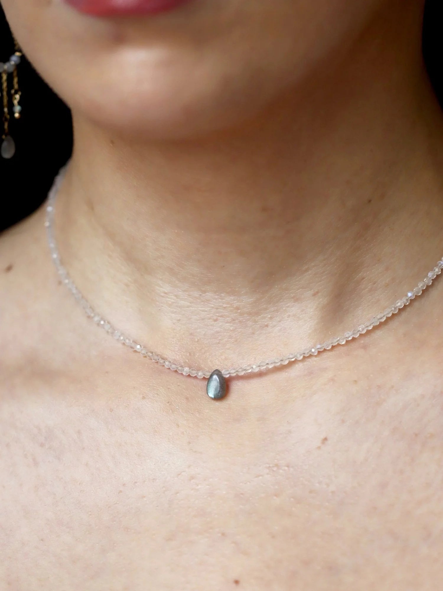 Collier ras-de-cou Pierres de Lune & Labradorite | Pierre SOLYA pour la douceur féminine | Pierres naturelles & éthiques en Belgique | Boutique de bijoux, cristaux & minéraux en ligne