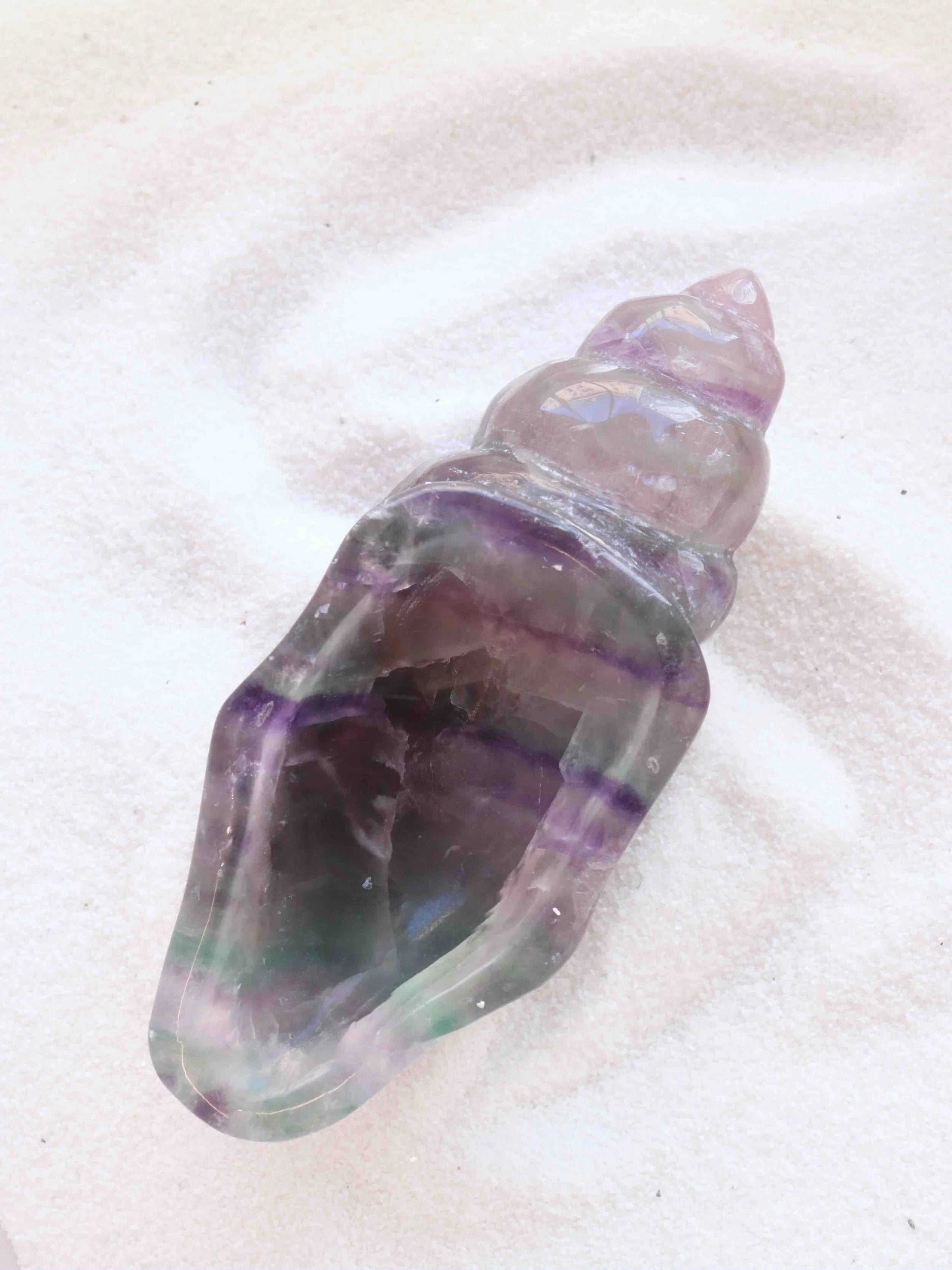 Coquillage en Fluorite | Pierre pour la reconnection à son savoir & la détente | SOLYA | Bijoux, Cristaux & Minéraux en Belgique | EShop de pierres éthiques sélectionnées par une gemmologue