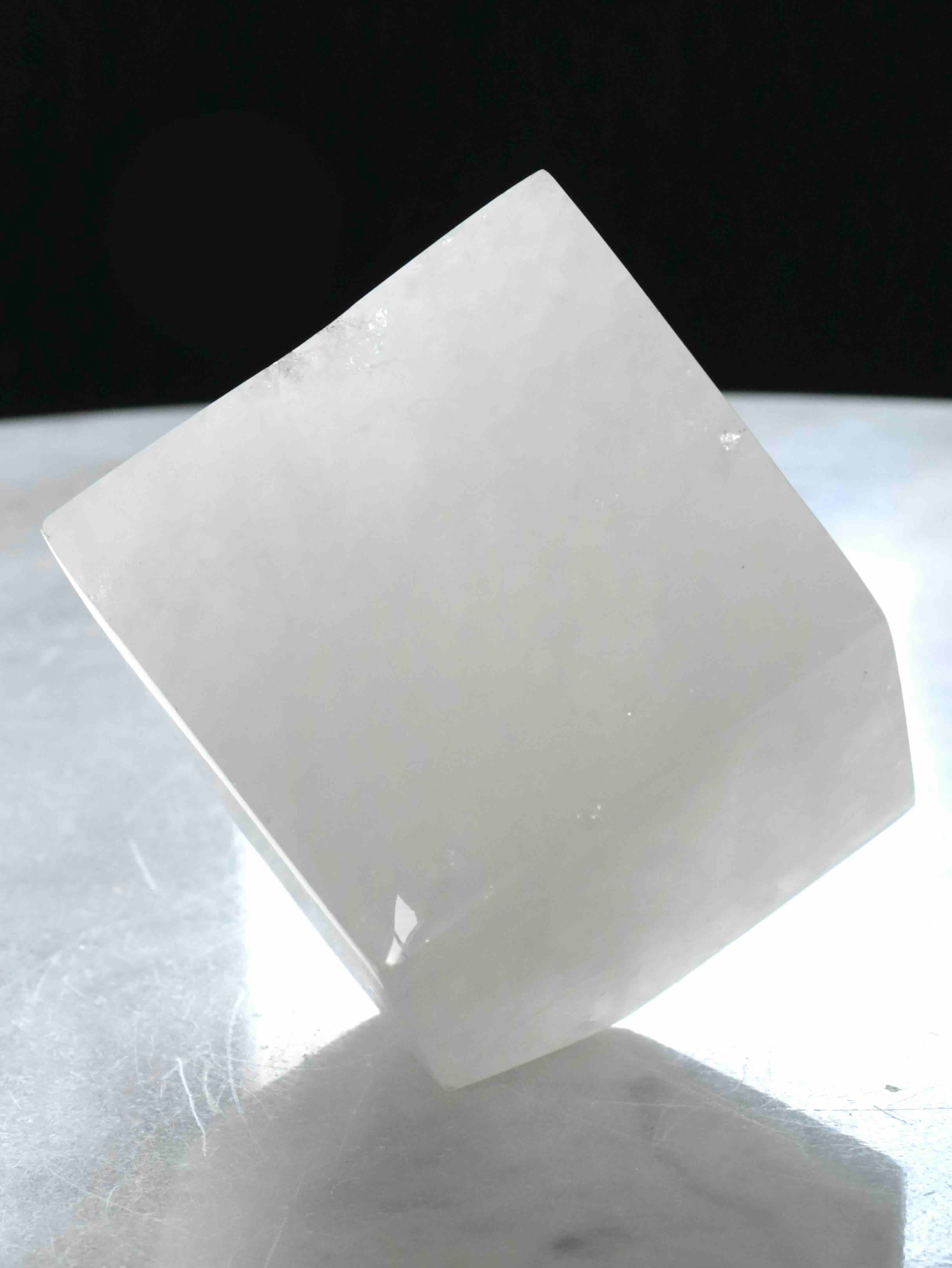 Cube en Cristal de Roche du Brésil - Pierre pour se recentrer sur son intention - SOLYA - Bijoux, Cristaux et mineraux en Belgique - Boutique de pierres naturelles et ethiques