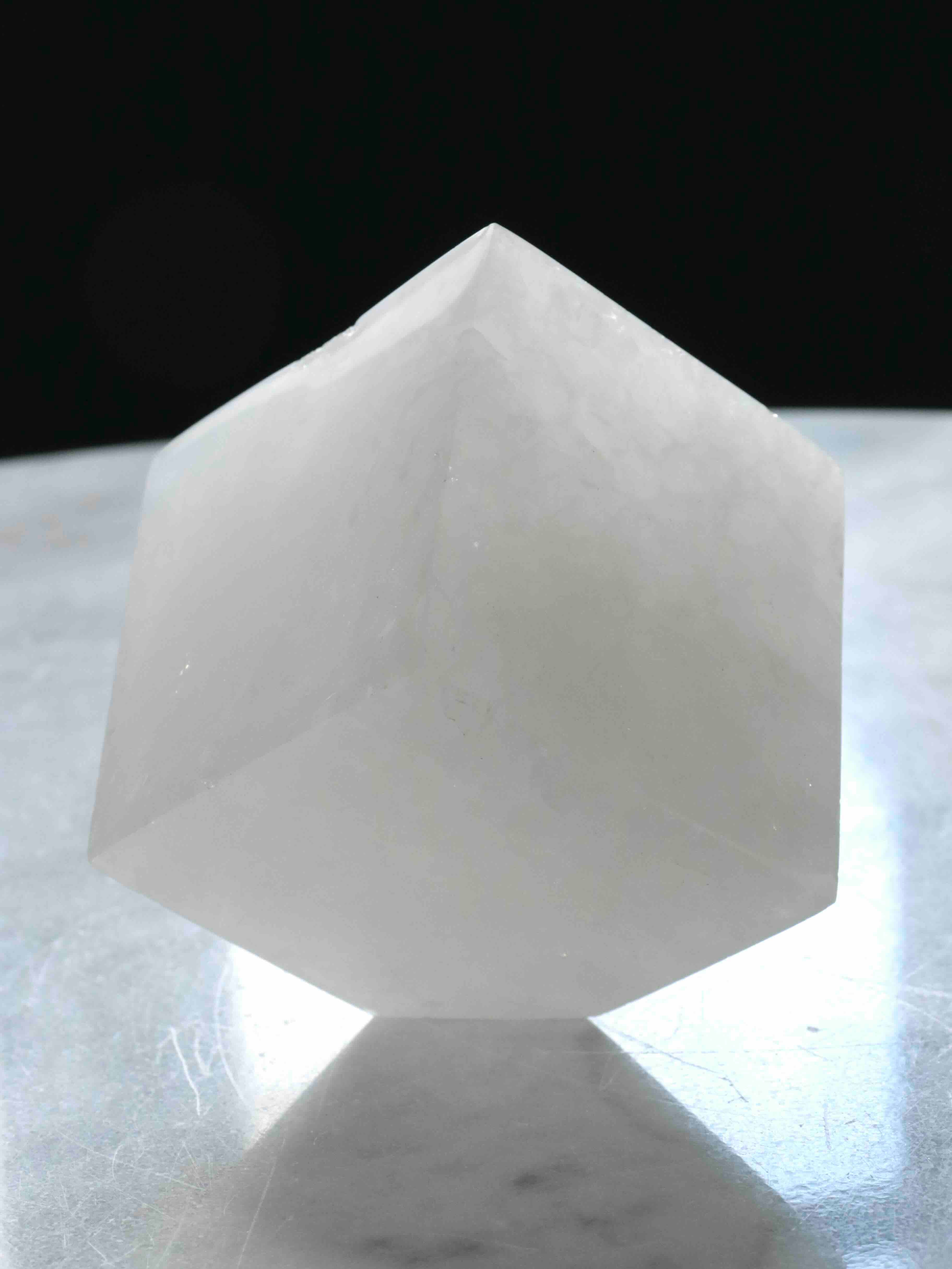 Cube en Cristal de Roche du Brésil - Pierre pour se recentrer sur son intention - SOLYA - Bijoux, Cristaux et mineraux en Belgique - Boutique de pierres naturelles et ethiques