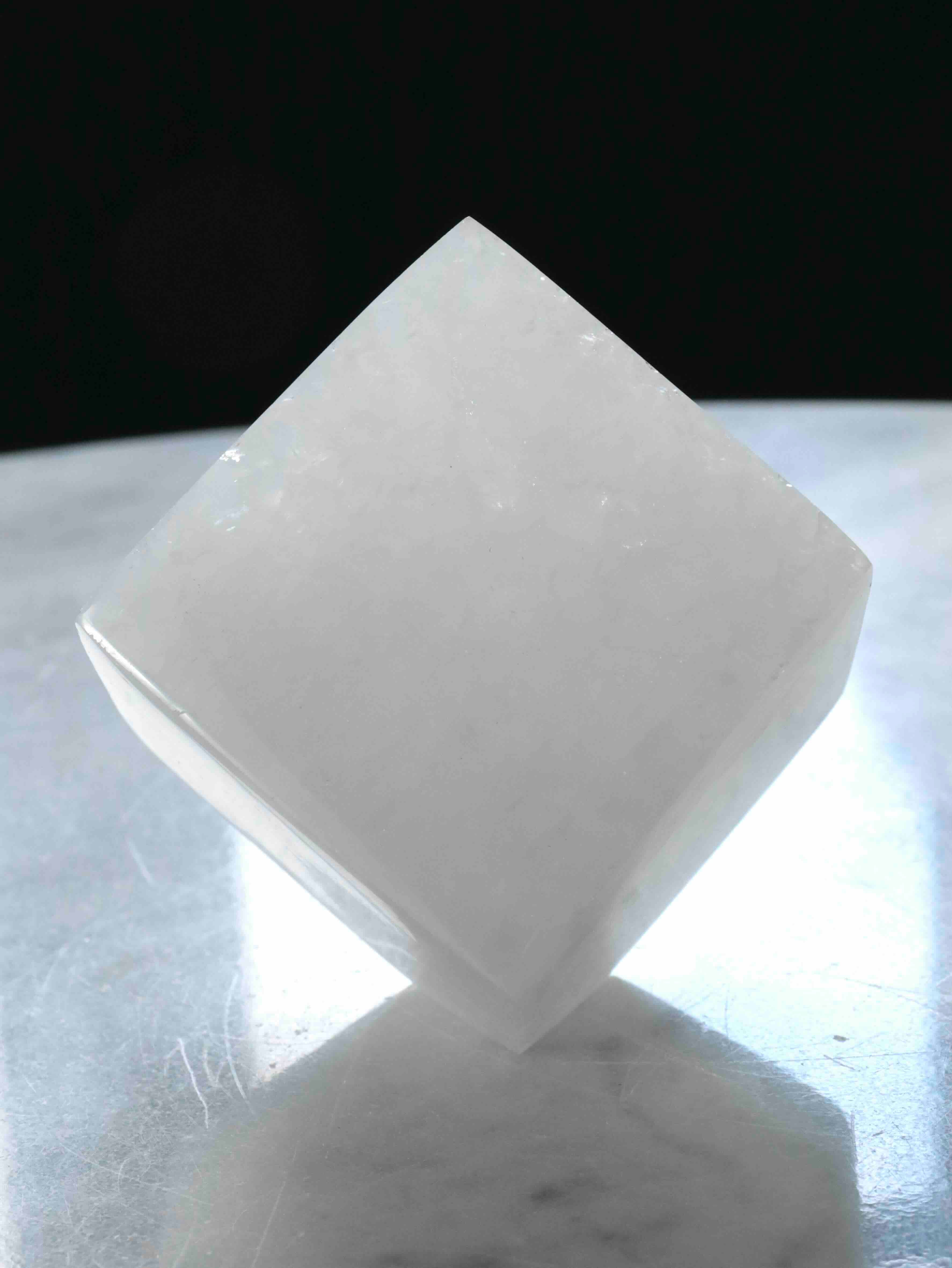 Cube en Cristal de Roche du Brésil - Pierre pour se recentrer sur son intention - SOLYA - Bijoux, Cristaux et mineraux en Belgique - Boutique de pierres naturelles et ethiques