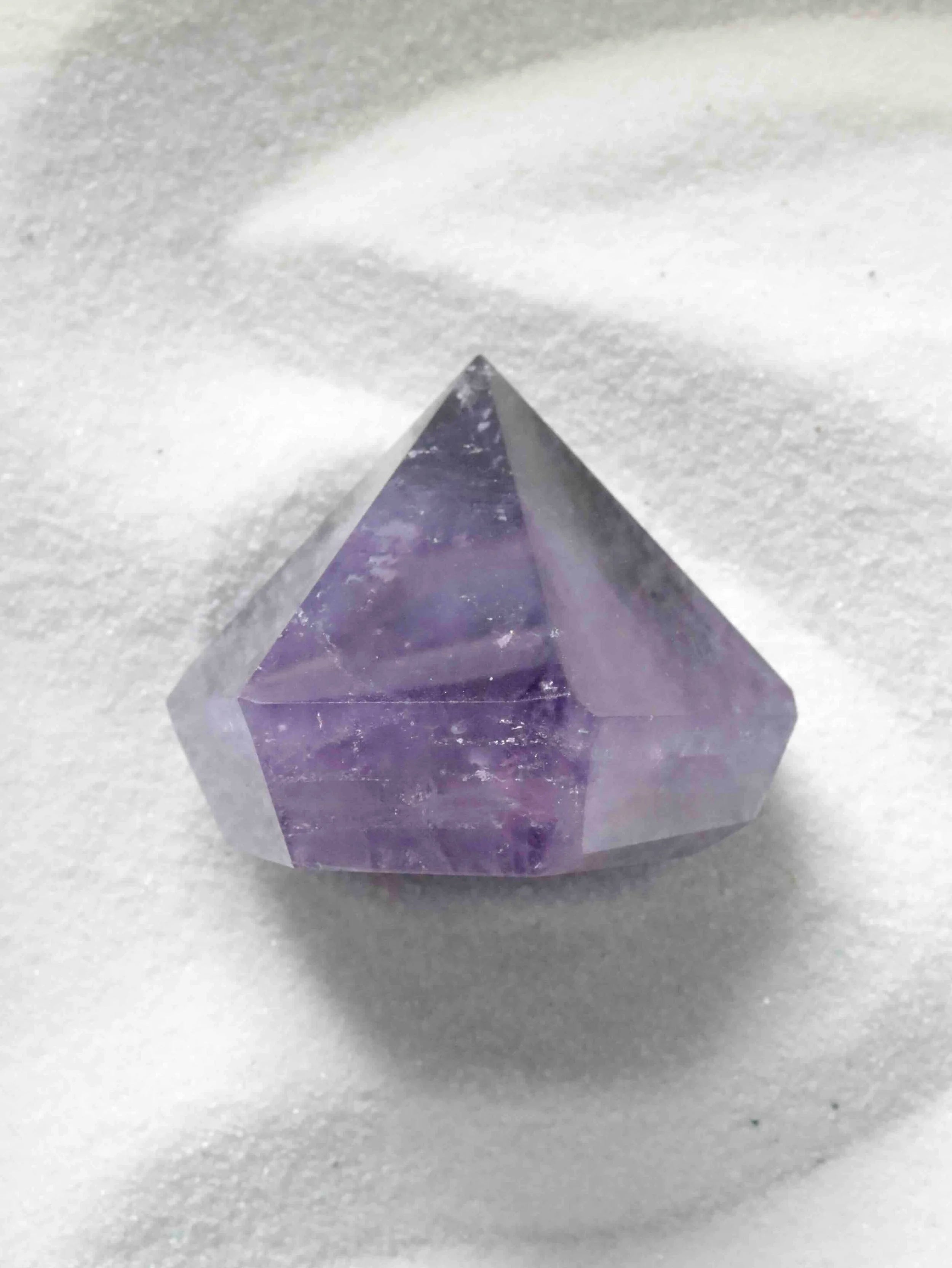 Diamant en Amethyste | Pierre pour se detendre et se reconnecter | SOLYA | Bijoux, pierres, cristaux & minéraux en Belgique | Ethique et naturel