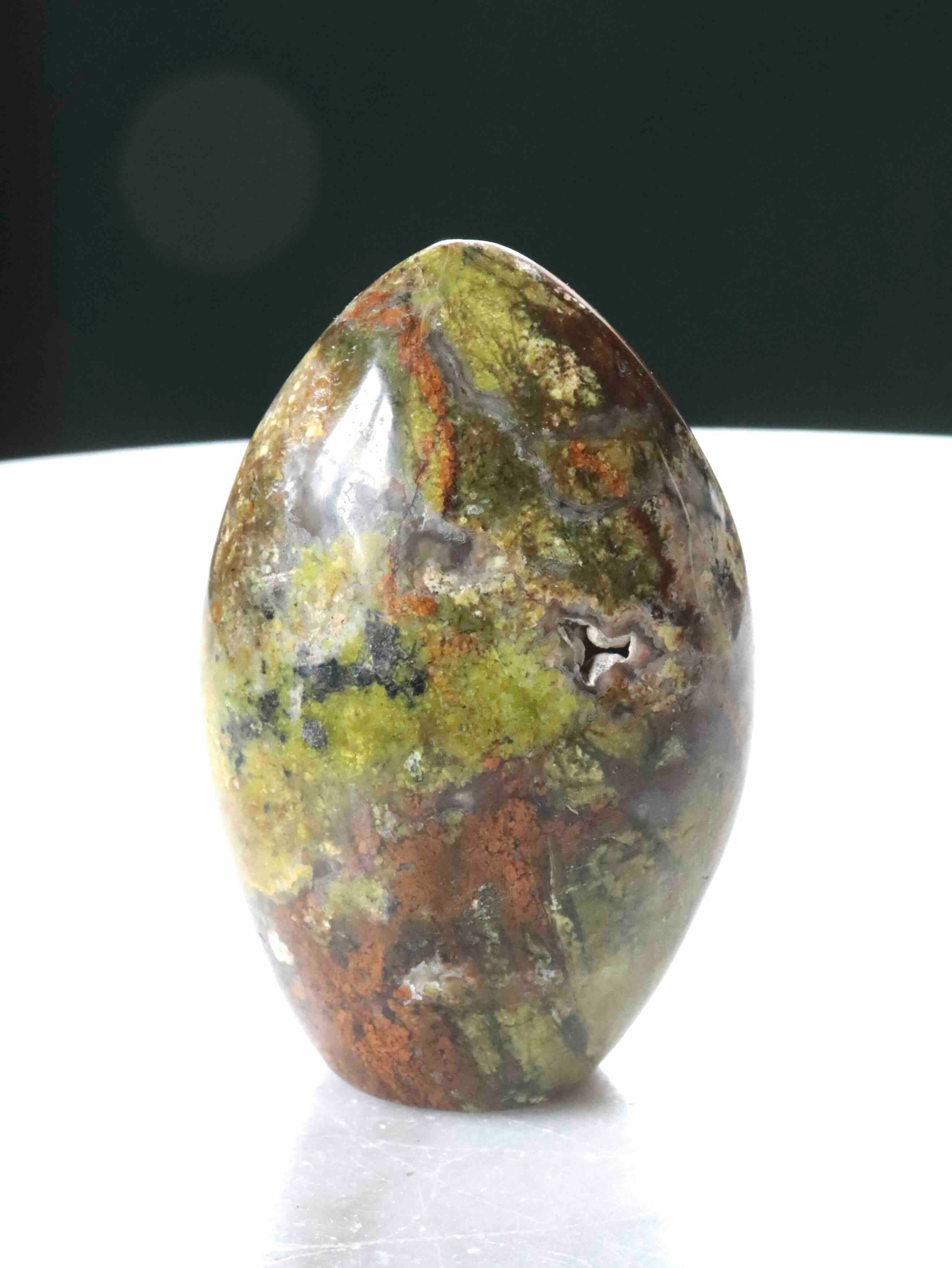 Dôme en opale verte, vue de profil – inclusions naturelles vertes et rouilles – pierre semi-précieuse SOLYA