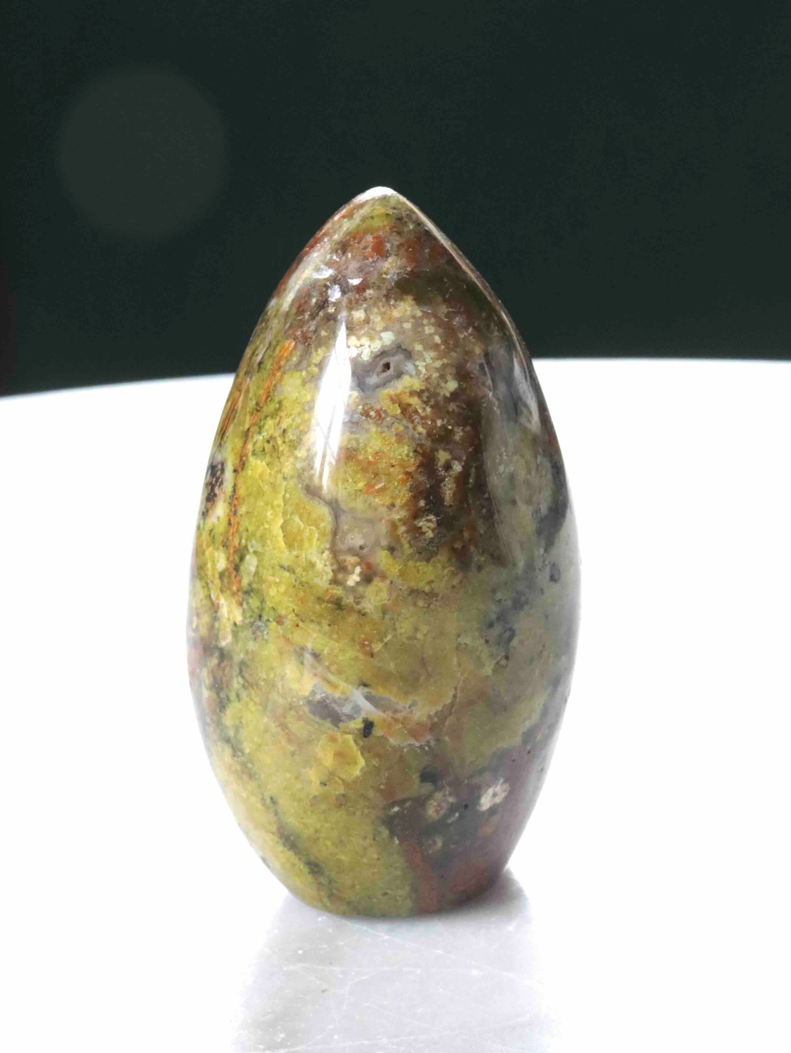 Dôme en opale verte poli sur fond blanc, vue de face – pierre éthique chakra cœur – SOLYA