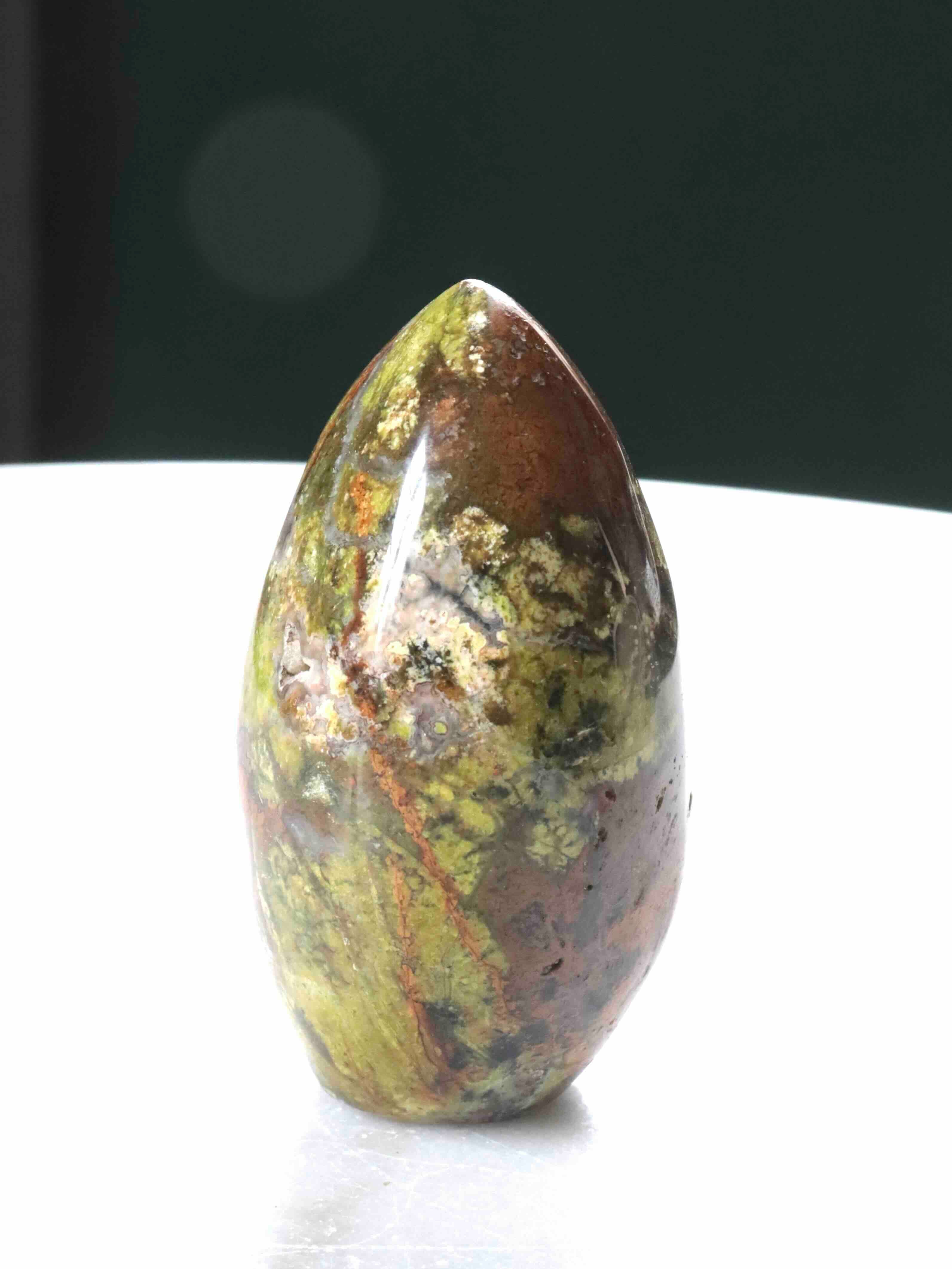 Dôme en opale verte poli, vue trois-quarts – forme libre unique, pierre naturelle éthique – SOLYA Belgique