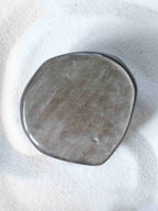 Étoile en Obsidienne argentée, 7,4 cm, gemme volcanique aux reflets argentés pour se libérer de ses entraves – SOLYA, pierres naturelles et éthiques en Belgique