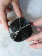 Étoile en Obsidienne argentée tenue en main, pièce sculptée pour déconstruire les blocages et harmoniser son espace – SOLYA, boutique de pierres naturelles en Belgique