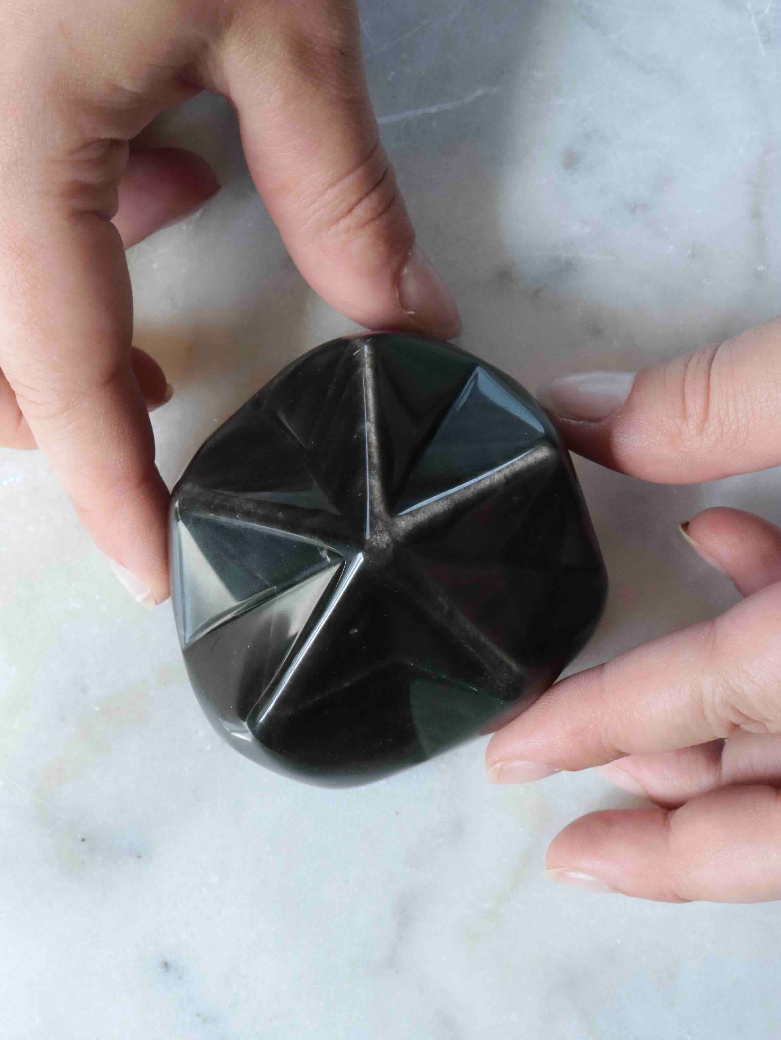 Étoile en Obsidienne argentée tenue en main, pièce sculptée pour déconstruire les blocages et harmoniser son espace – SOLYA, boutique de pierres naturelles en Belgique