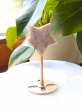 Étoile sculptée en pierre de lune pêche naturelle sur socle, 14 cm, gemme décorative pour le féminin sacré