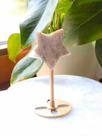 Étoile sculptée en pierre de lune pêche naturelle sur socle, 14 cm, gemme décorative pour le féminin sacré