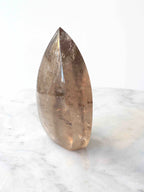 Flamme en Quartz fumé | Pierre pour se recentrer et atténuer les émotions fortes | SOLYA | Bijoux, pierres, cristaux & minéraux en Belgique | Ethique et naturelles