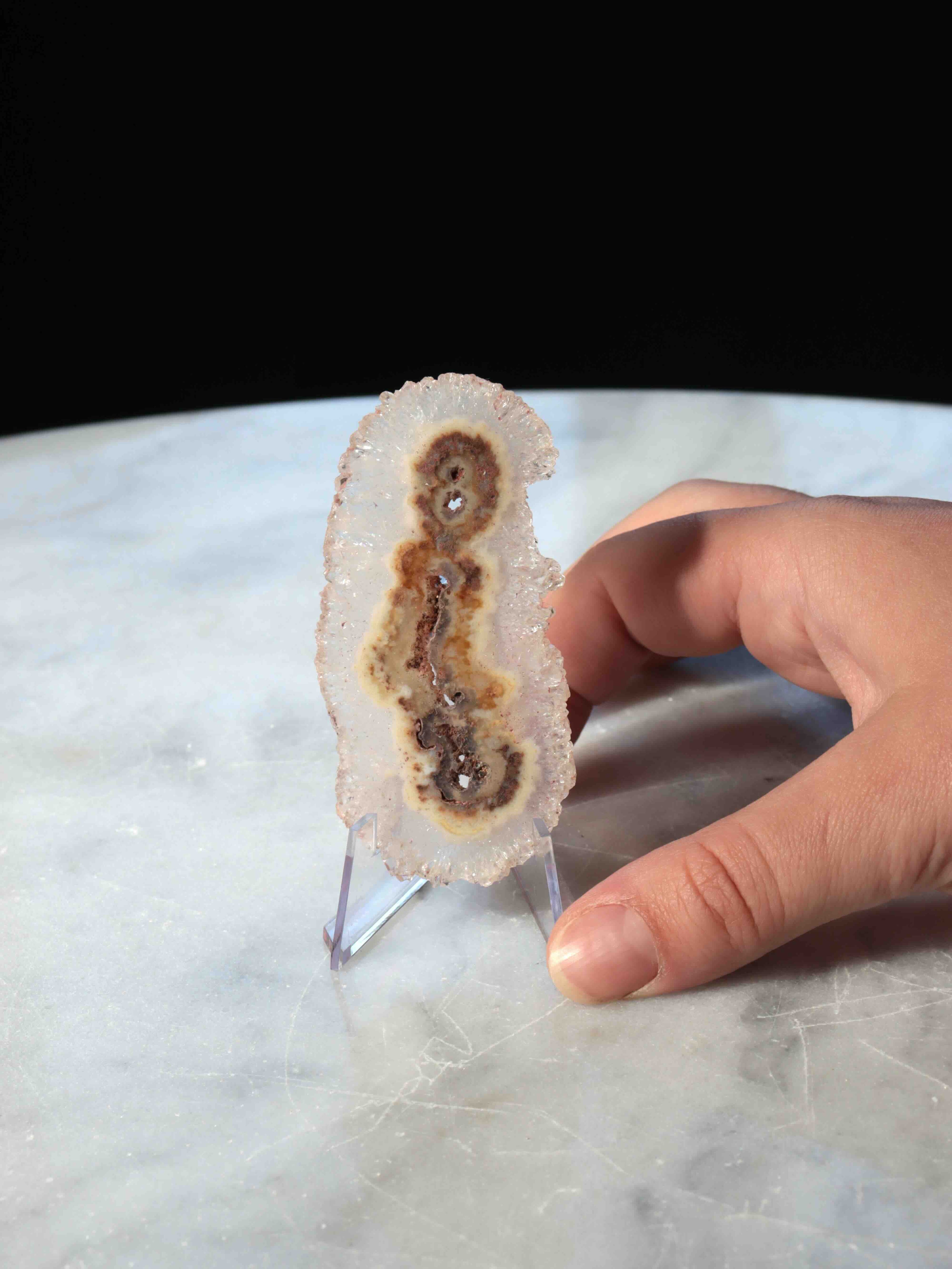 Fleur d'Agate naturelle tenue en main – motifs caramel et brun avec druze cristallisée, taille réelle – pierre décorative éthique – SOLYA Belgique