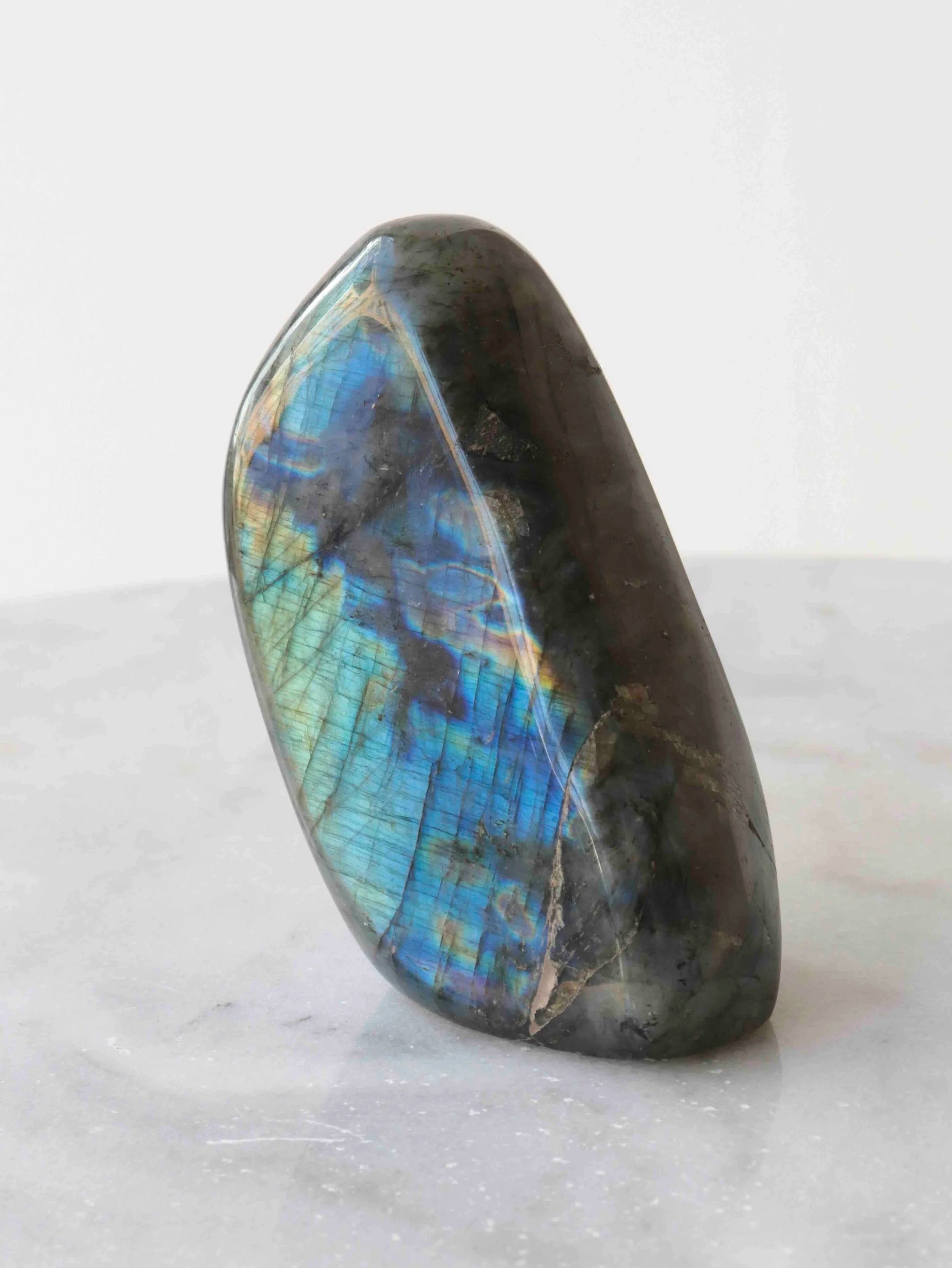 Forme libre Labradorite | Pierre pour se sentir protege | SOLYA | Pierres ethiques et naturelles en Belgique | Bijoux, cristaux et mineraux 