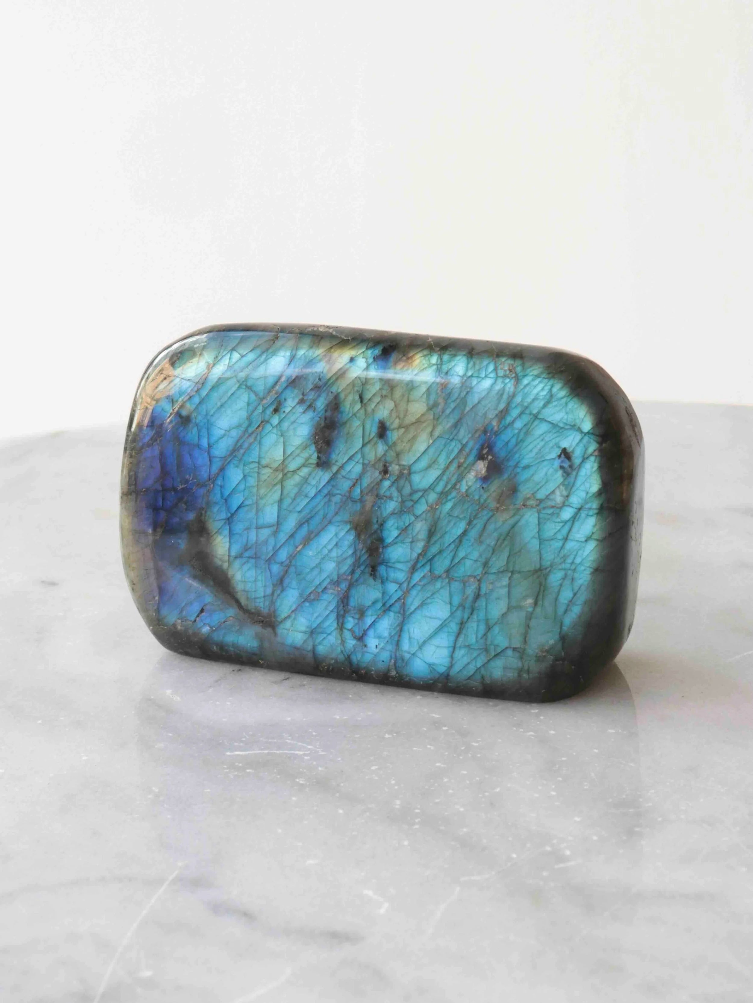 Forme libre Labradorite | Pierre pour se sentir protege | SOLYA | Pierres ethiques et naturelles en Belgique | Bijoux, cristaux et mineraux 