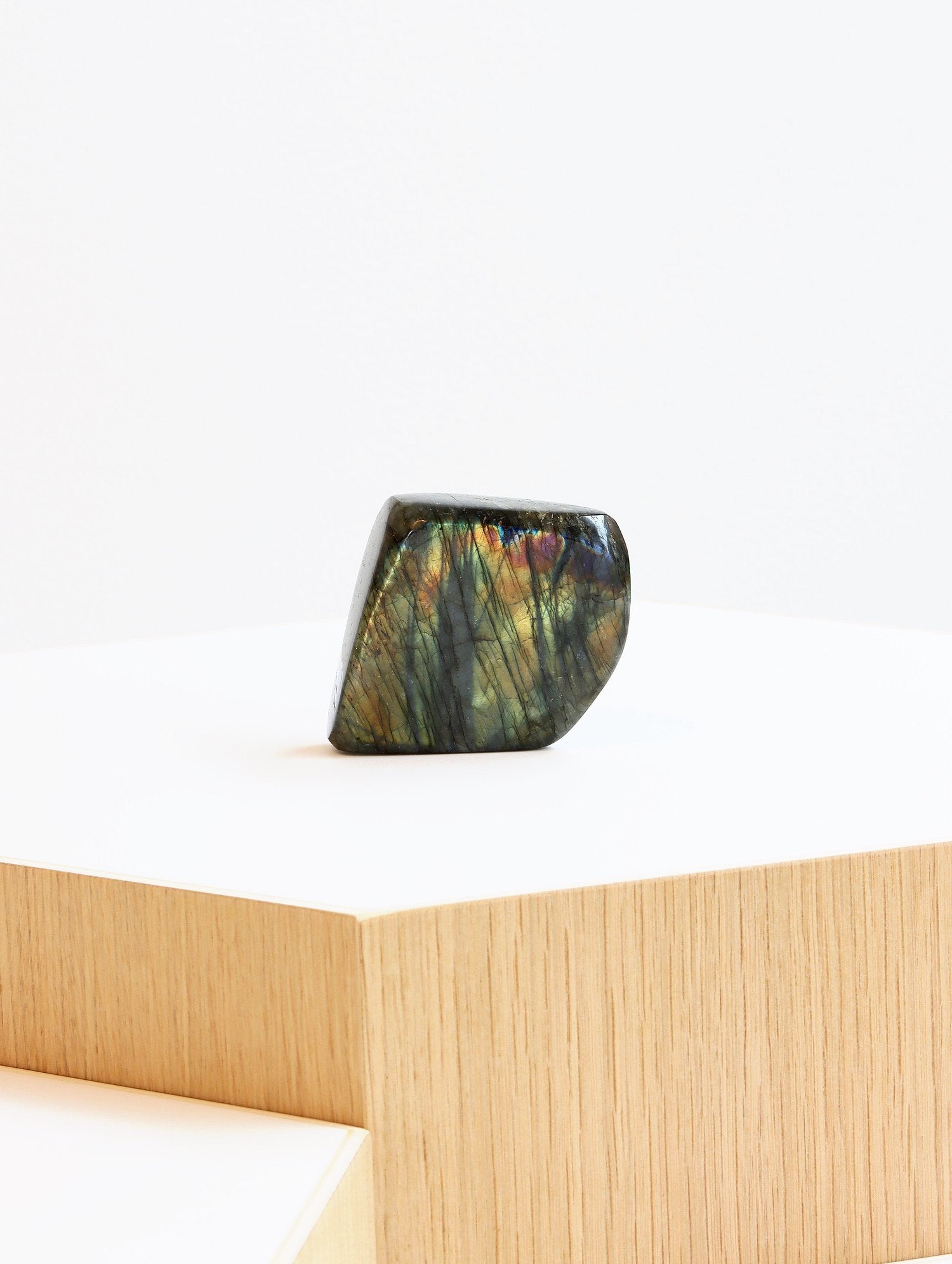 Forme libre Labradorite de Madagascar | Pierre pour se sentir protege | SOLYA | Pierres ethiques et naturelles en Belgique | Bijoux, cristaux et mineraux 