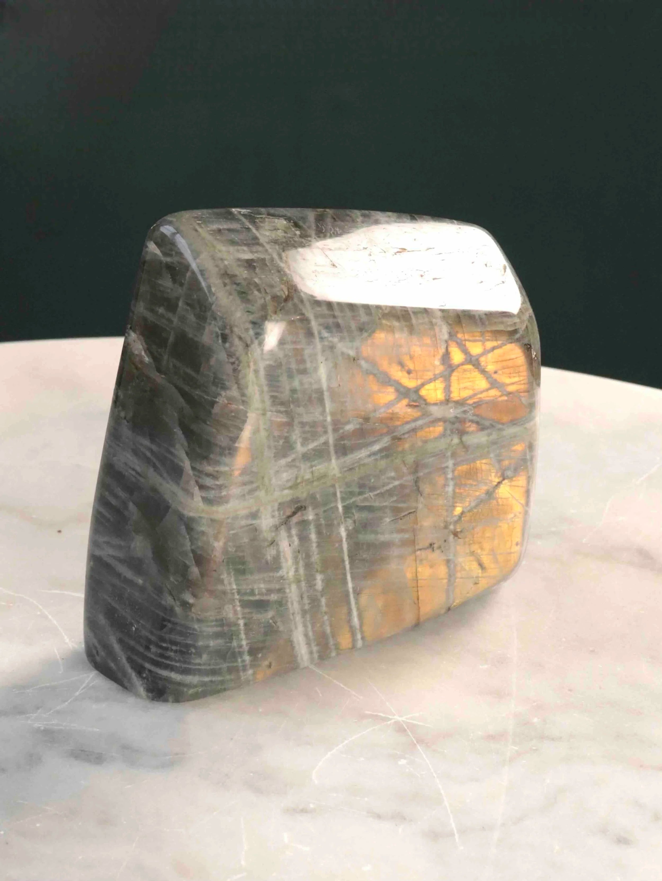 Forme libre Labradorite sunset | Pierre pour se sentir protege | SOLYA | Pierres ethiques et naturelles en Belgique | Bijoux, cristaux et mineraux 